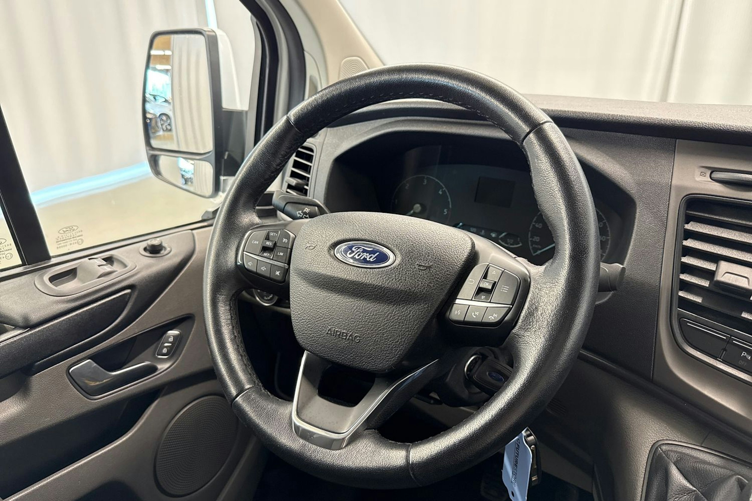 valkoinen Ford Transit Custom 2019 kuva 13.