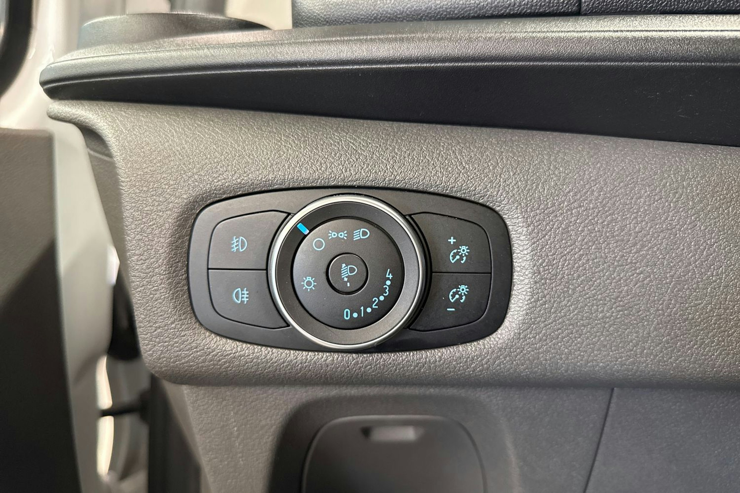 valkoinen Ford Transit Custom 2019 kuva 17.