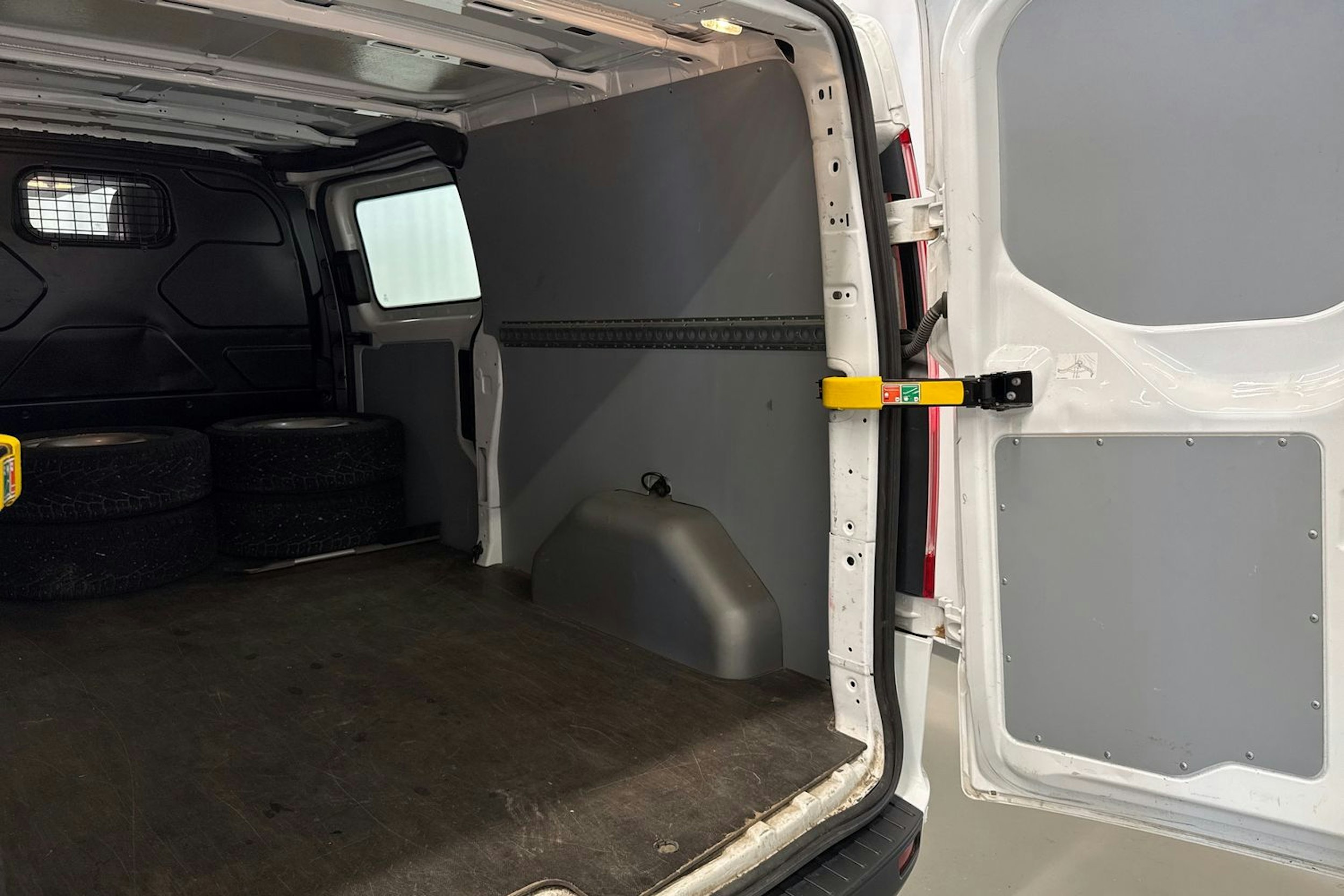 valkoinen Ford Transit Custom 2019 kuva 22.