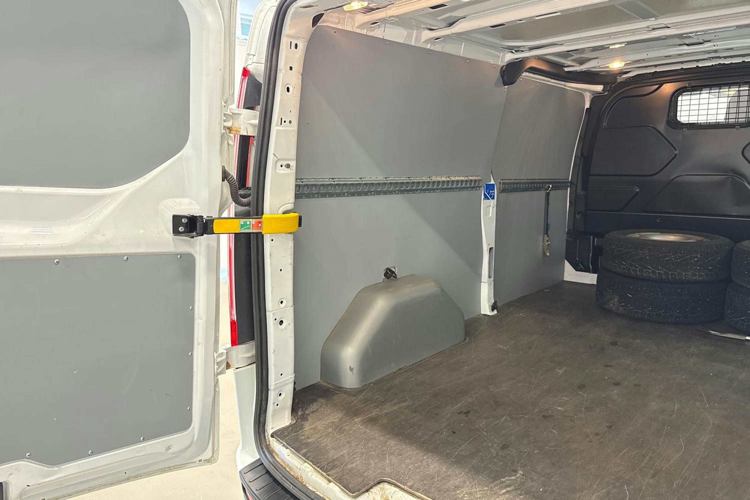 valkoinen Ford Transit Custom 2019 kuva 23.