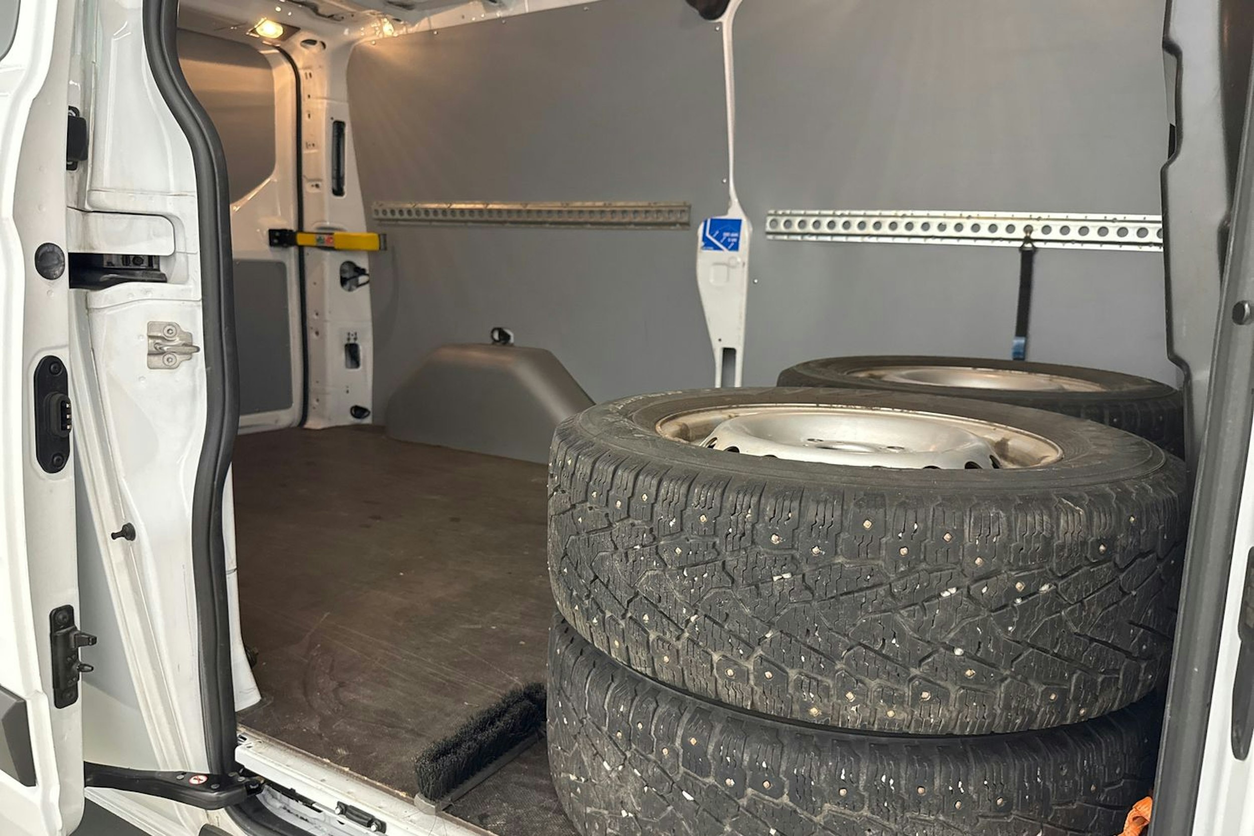 valkoinen Ford Transit Custom 2019 kuva 24.
