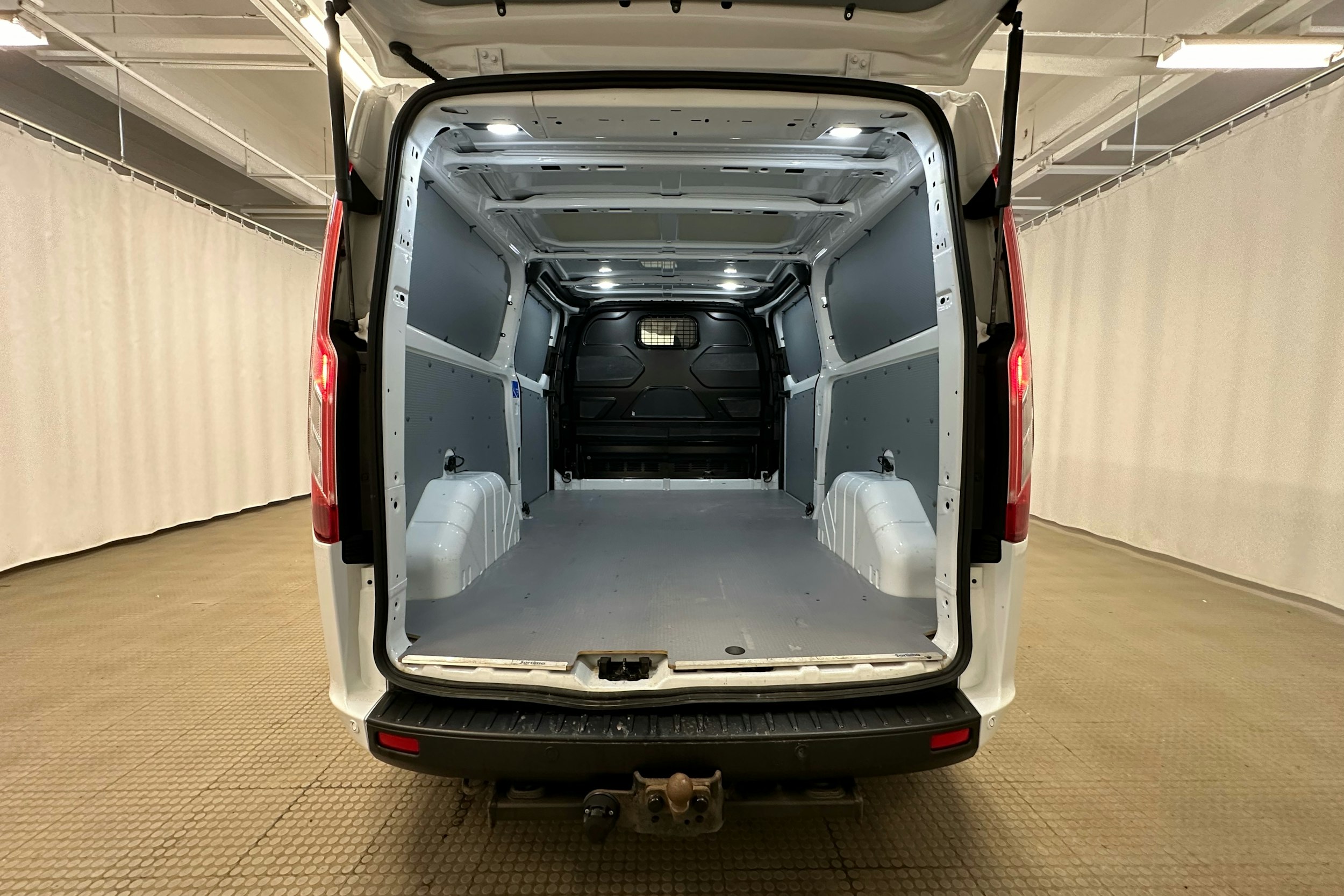 valkoinen Ford Transit Custom 2019 kuva 19.