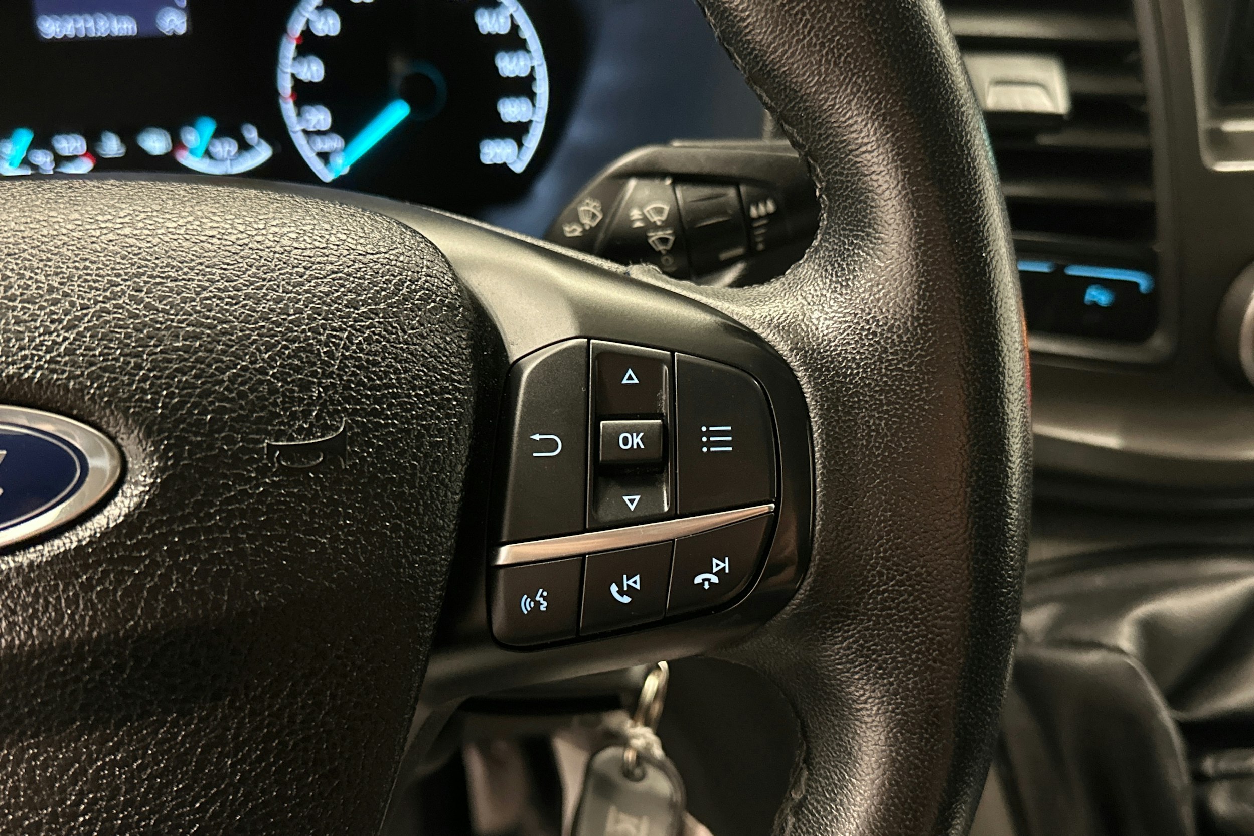 valkoinen Ford Transit Custom 2019 kuva 12.