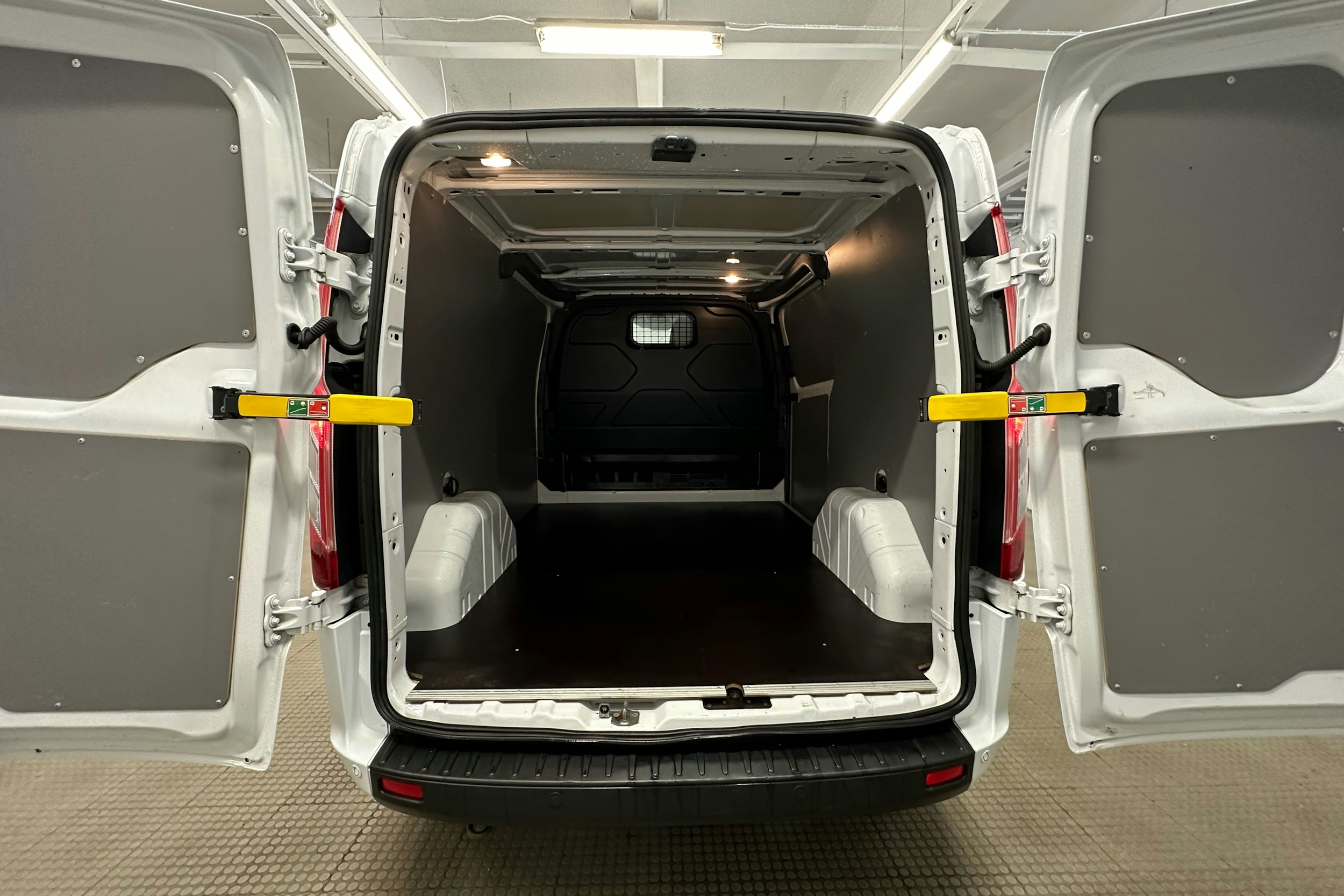 valkoinen Ford Transit Custom 2019 kuva 18.