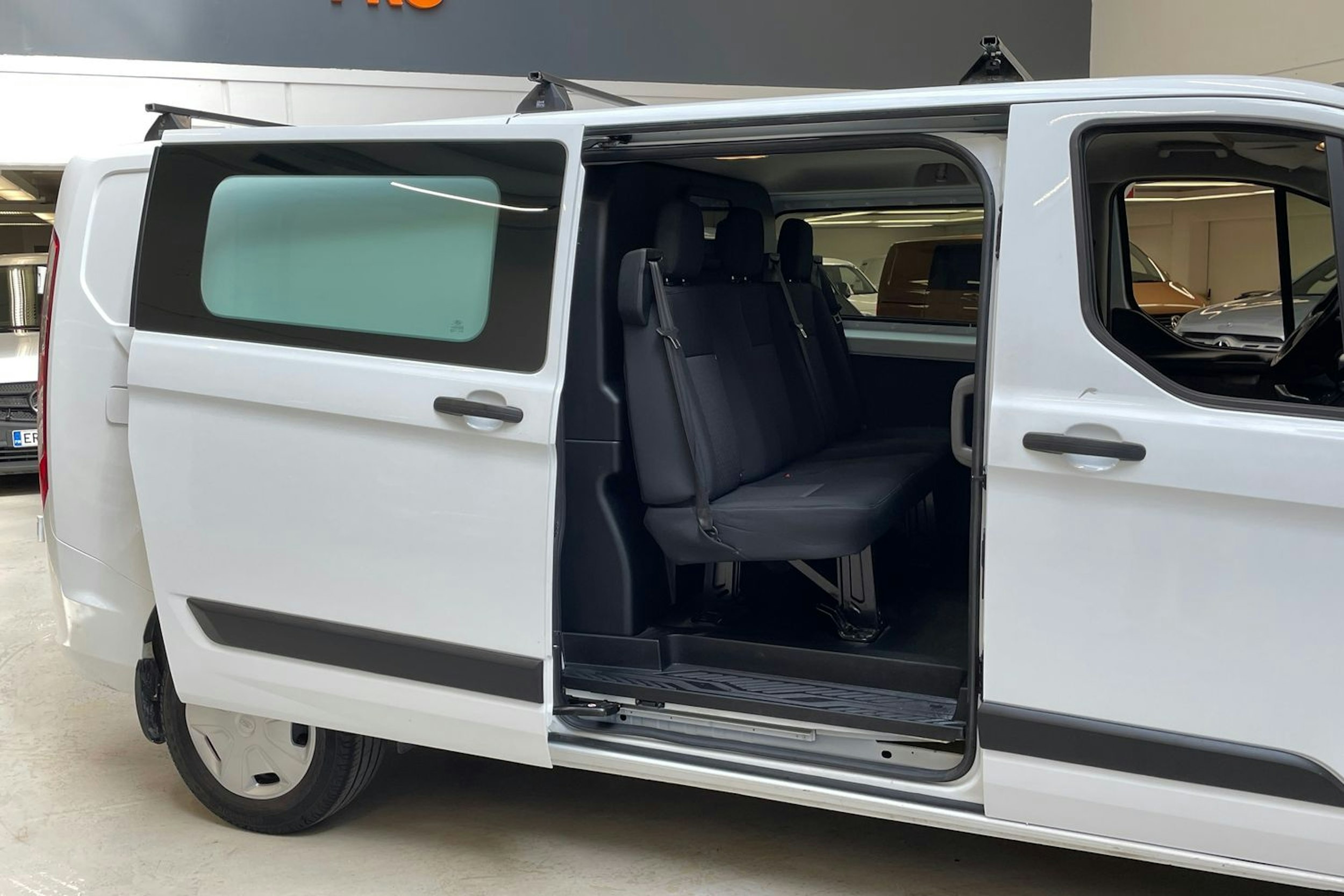 valkoinen Ford Transit Custom 2019 kuva 13.