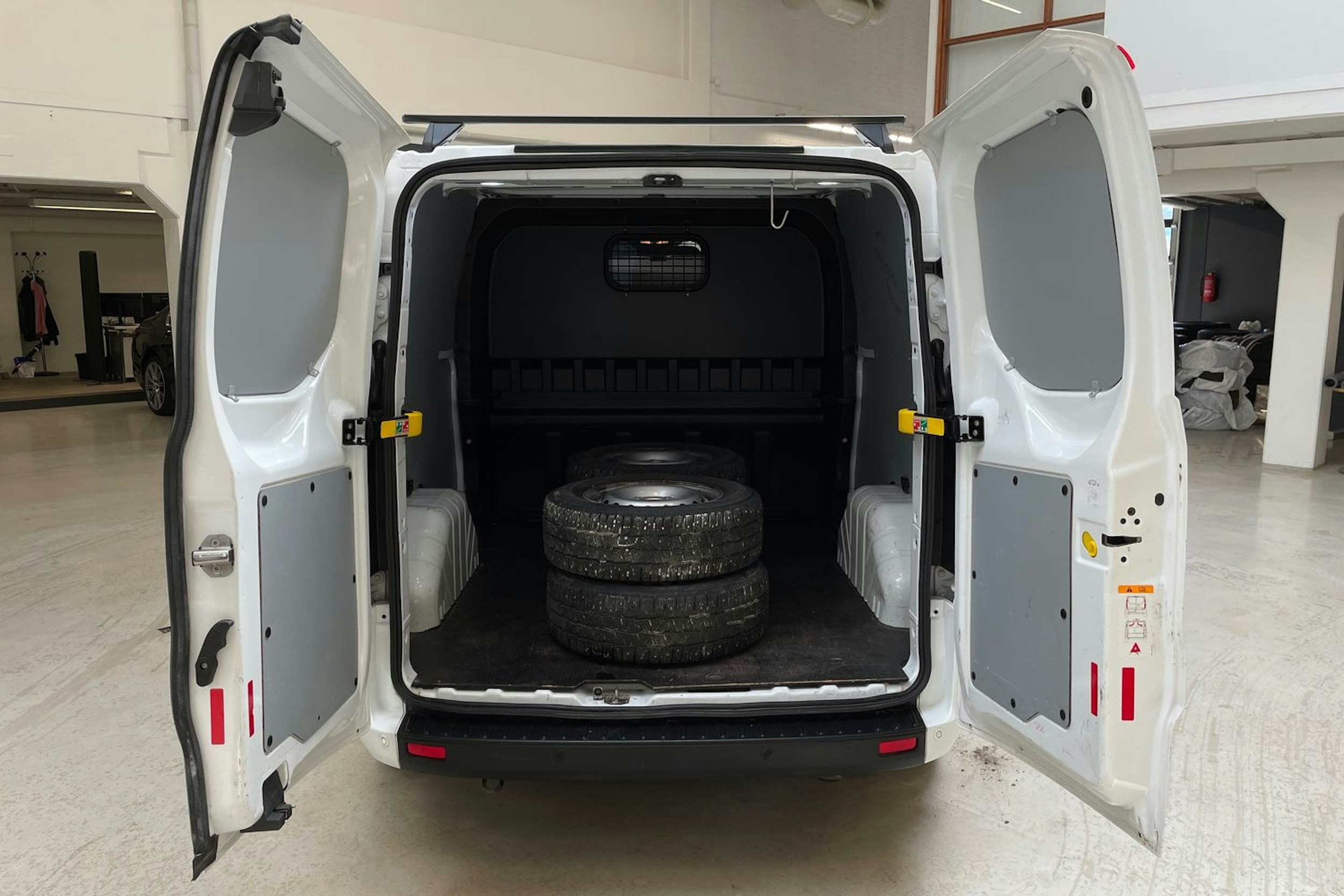 valkoinen Ford Transit Custom 2019 kuva 14.