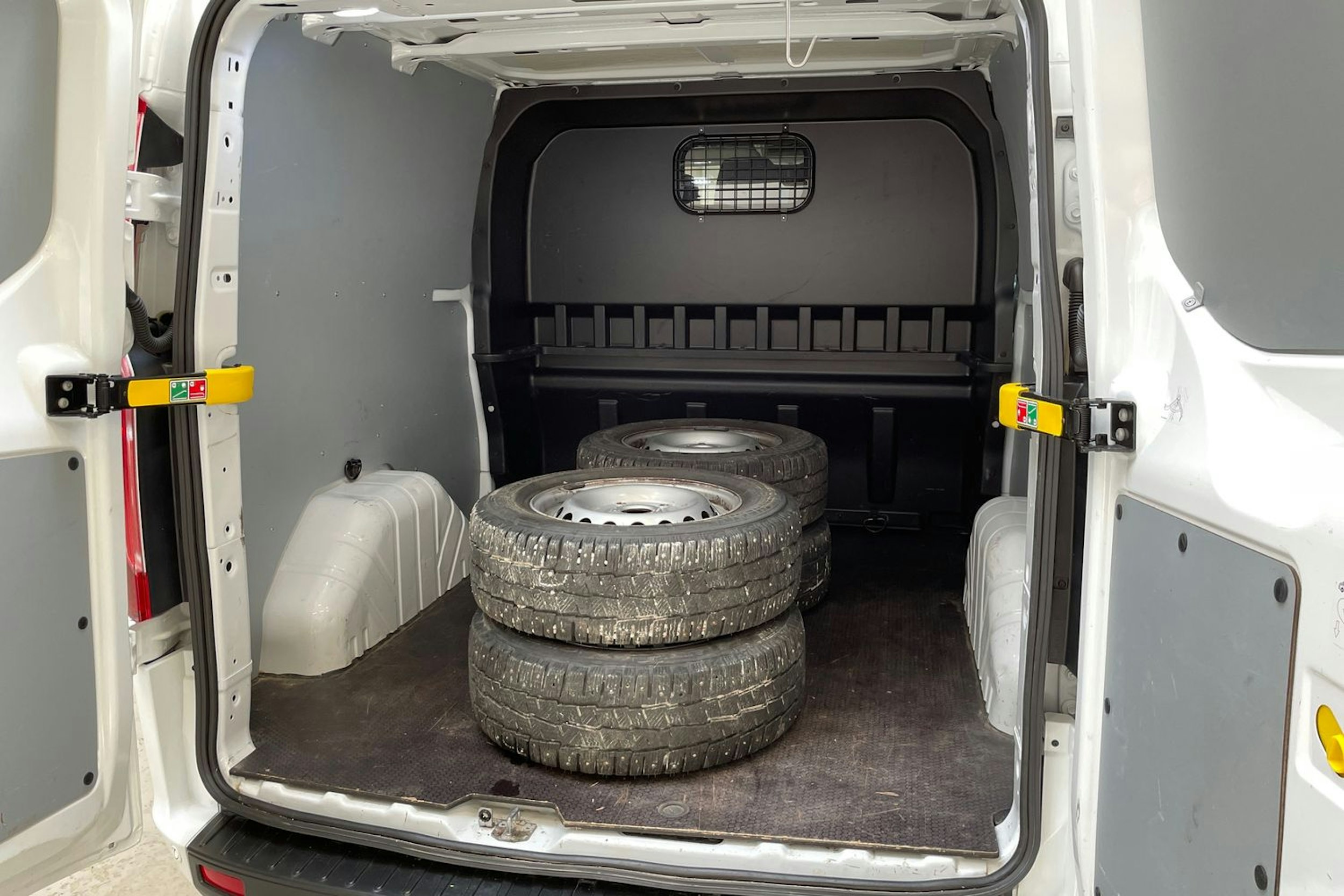valkoinen Ford Transit Custom 2019 kuva 15.