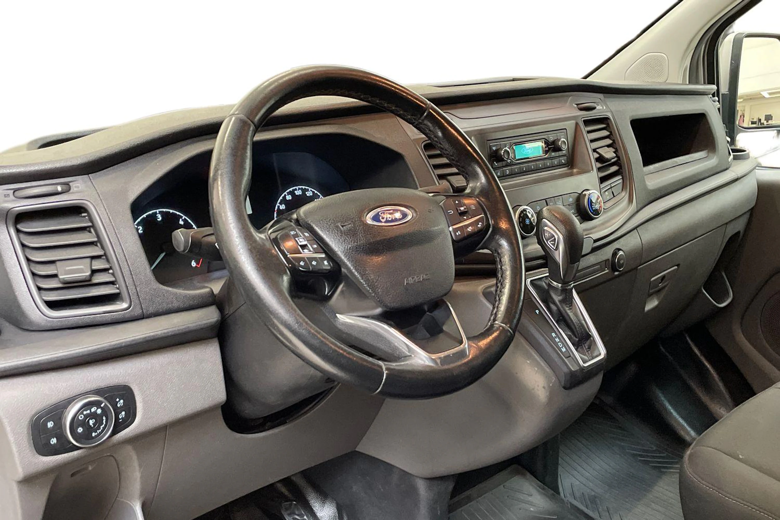 harmaa Ford Transit Custom 2019 kuva 9.
