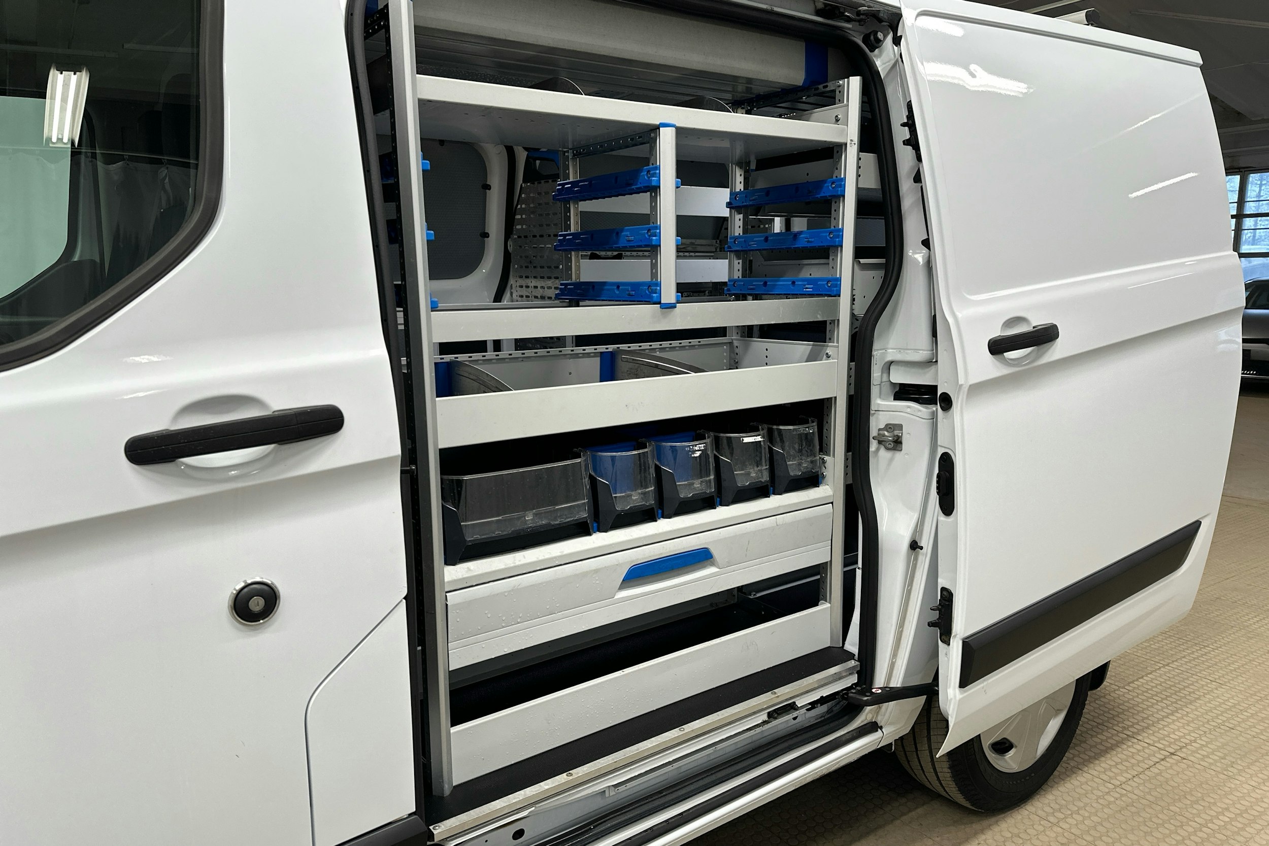 valkoinen Ford Transit Custom 2019 kuva 13.