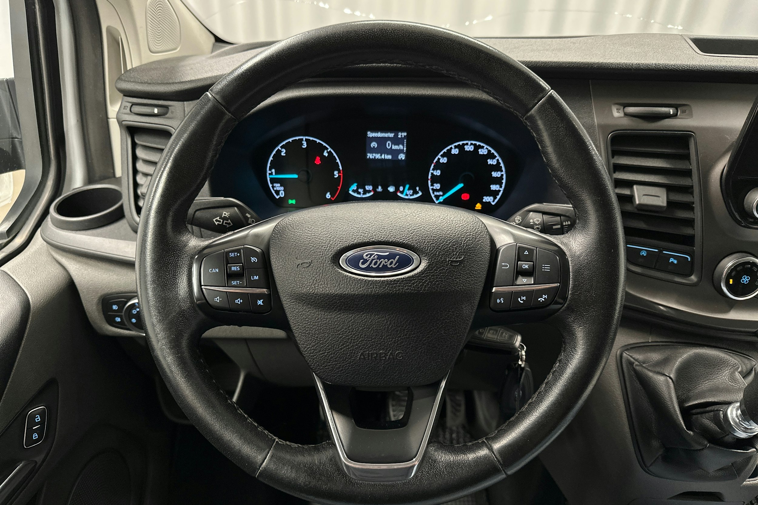 valkoinen Ford Transit Custom 2019 kuva 13.