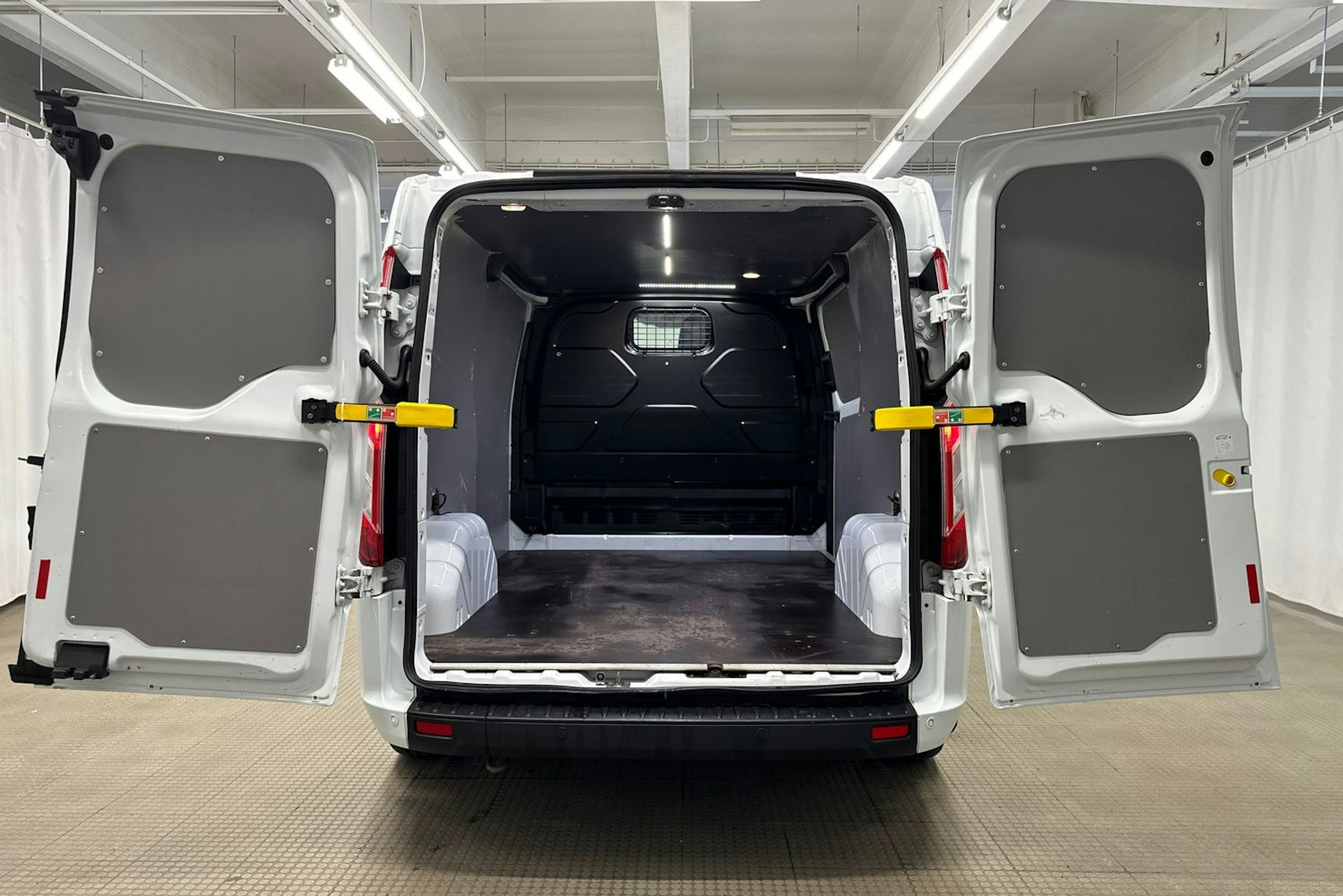 valkoinen Ford Transit Custom 2019 kuva 9.
