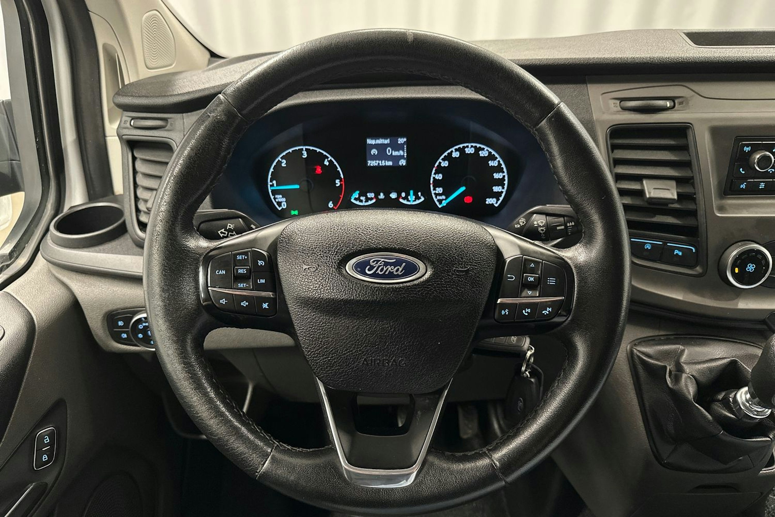 valkoinen Ford Transit Custom 2019 kuva 13.