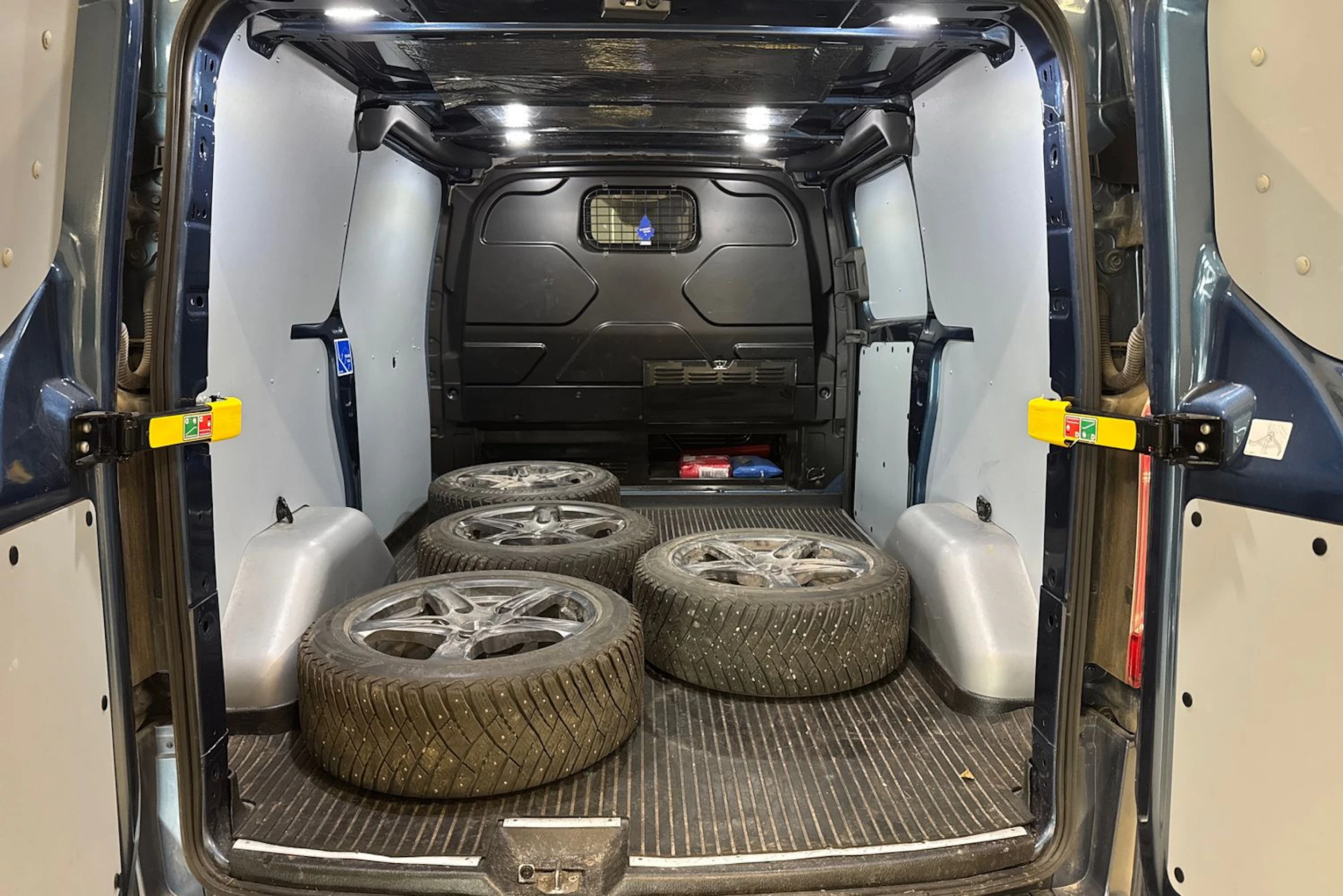 sininen Ford Transit Custom 2019 kuva 4.