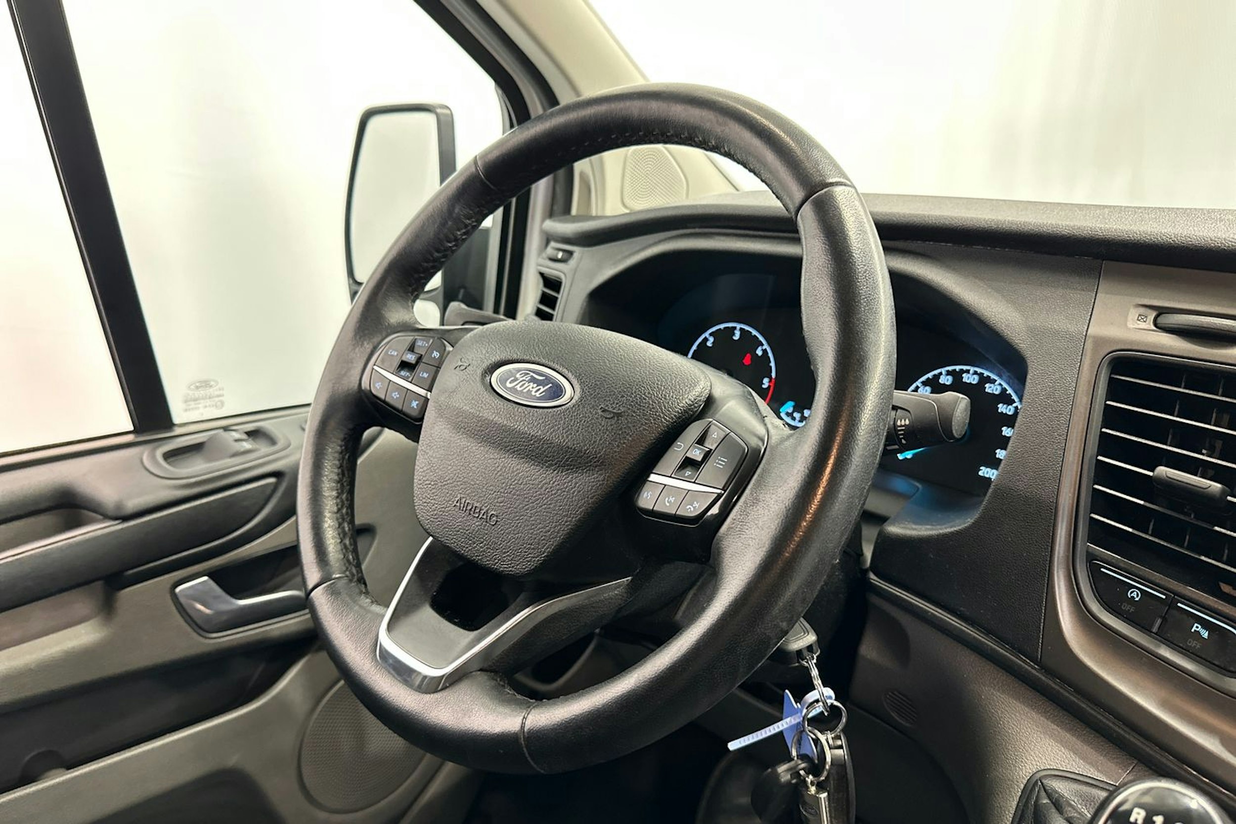 valkoinen Ford Transit Custom 2019 kuva 13.