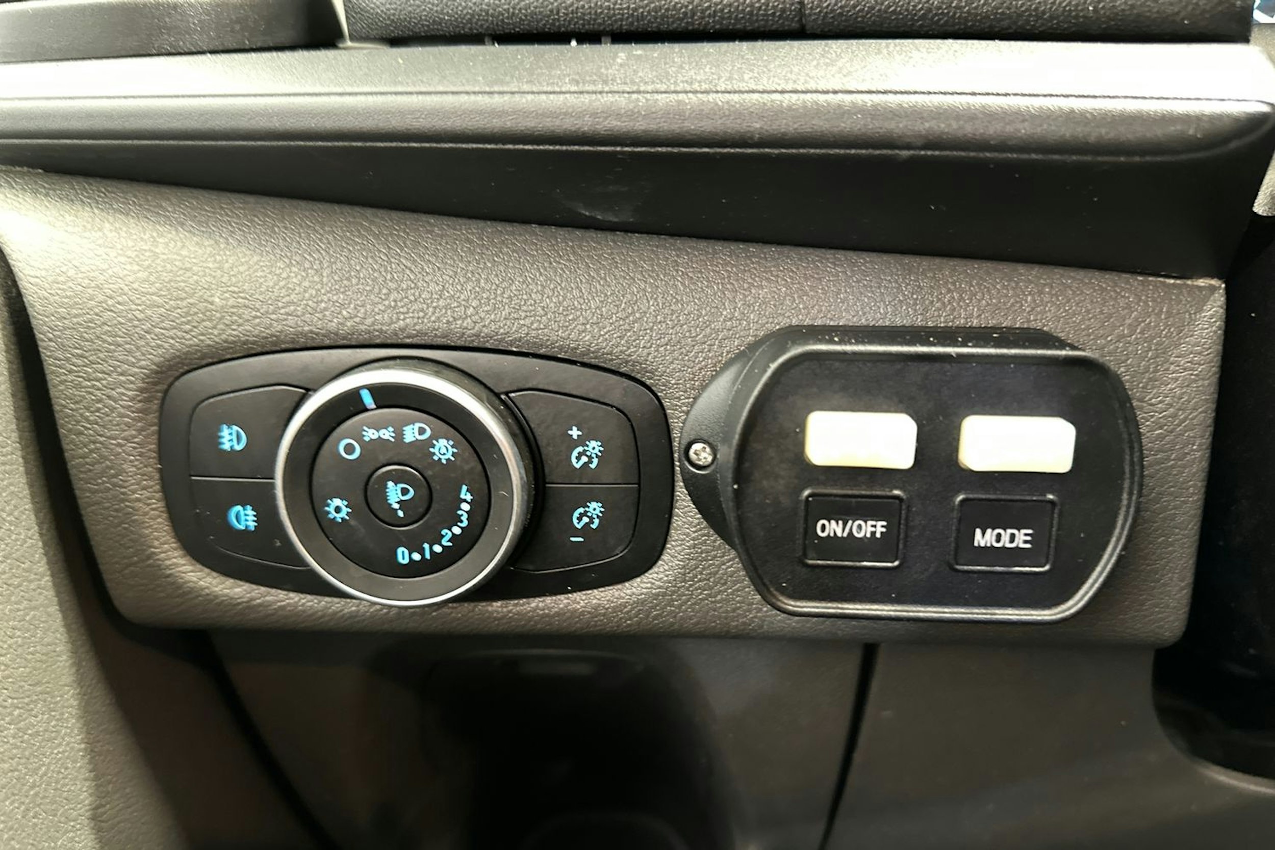 valkoinen Ford Transit Custom 2019 kuva 14.