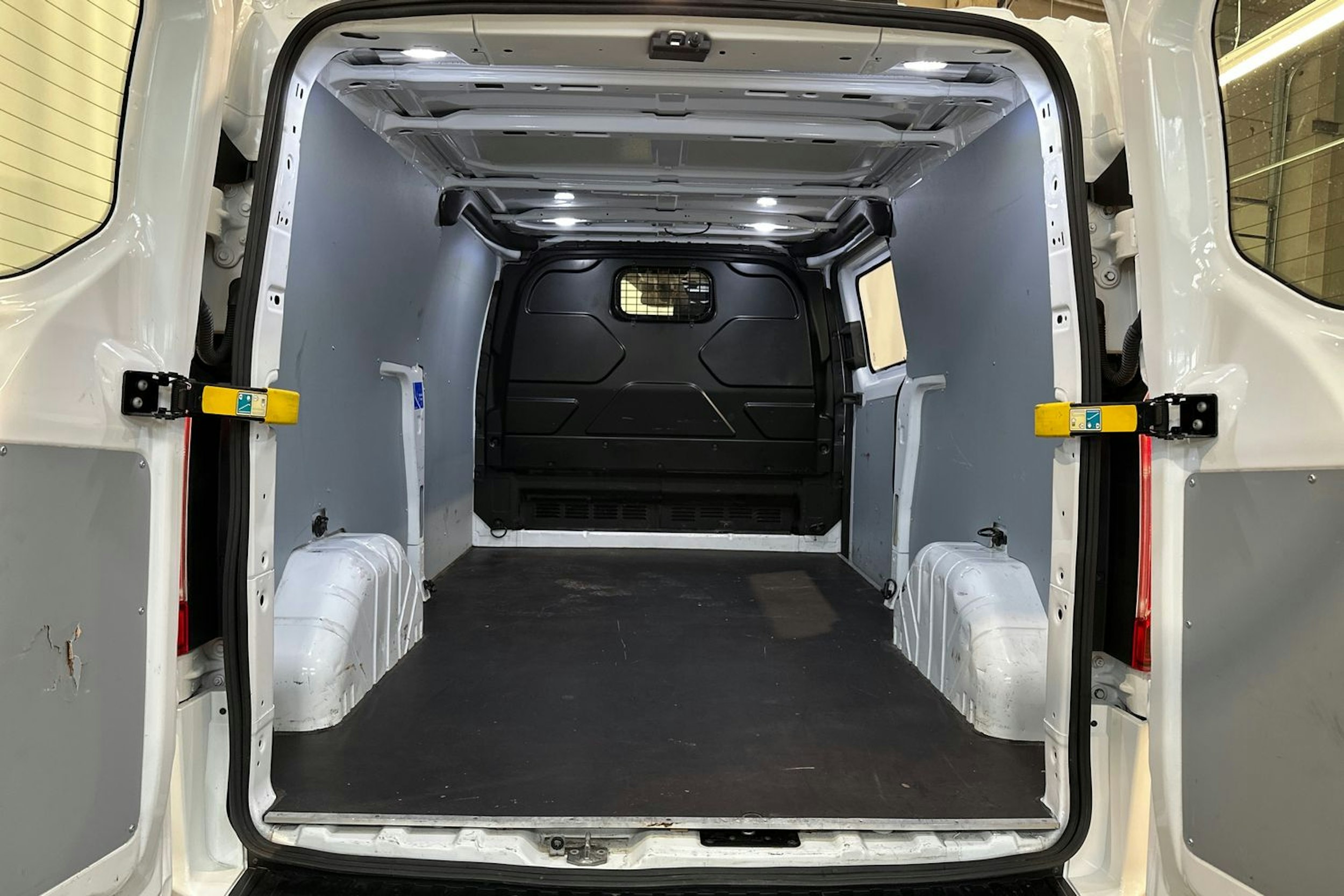 valkoinen Ford Transit Custom 2019 kuva 16.
