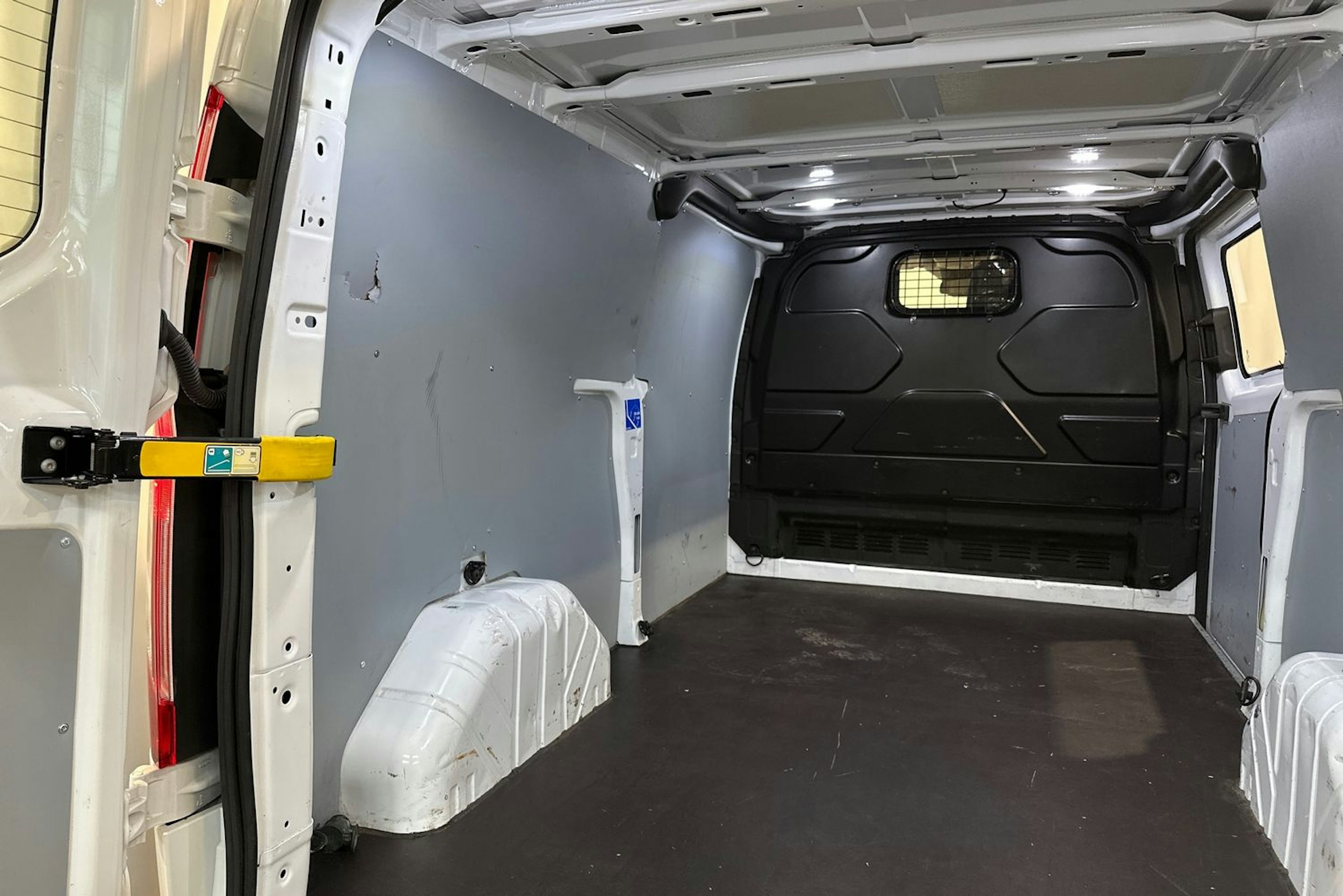 valkoinen Ford Transit Custom 2019 kuva 17.