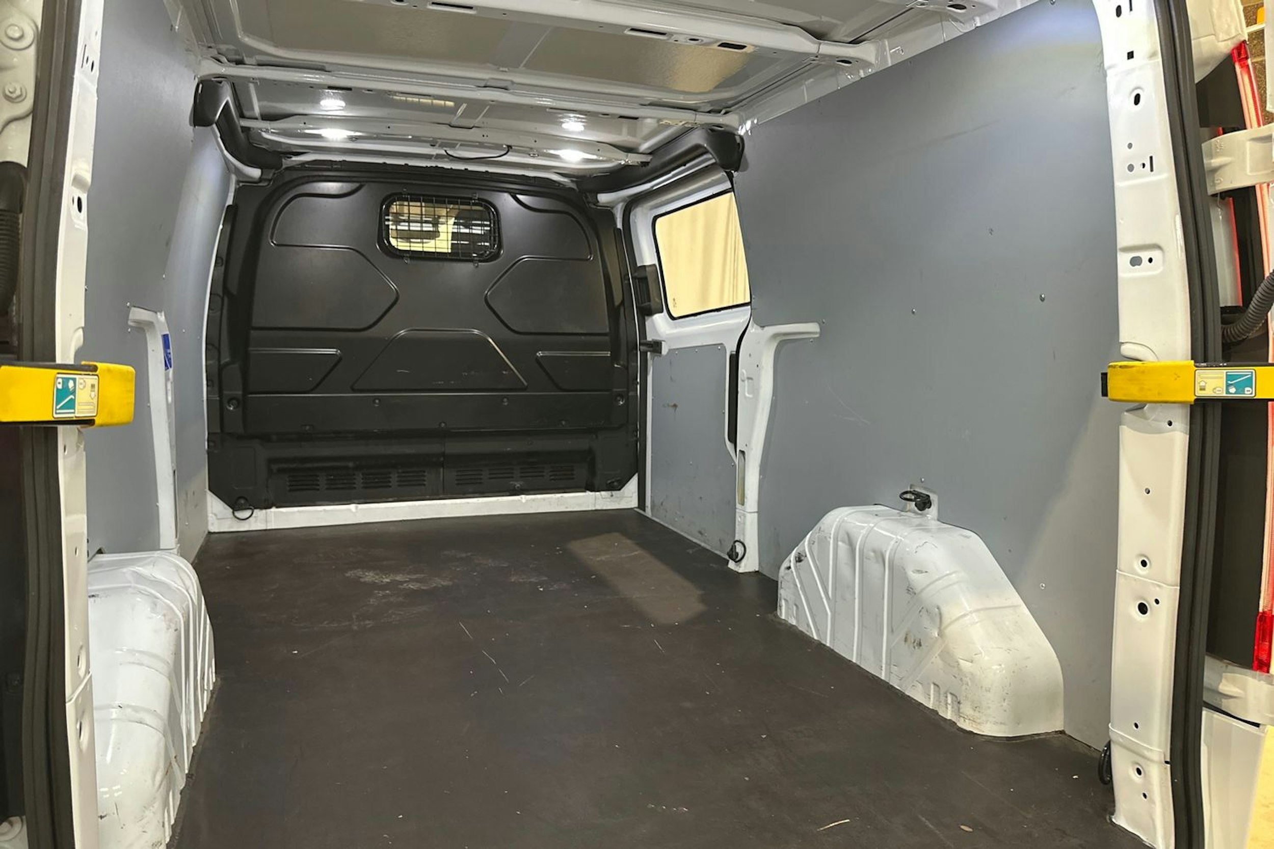 valkoinen Ford Transit Custom 2019 kuva 18.