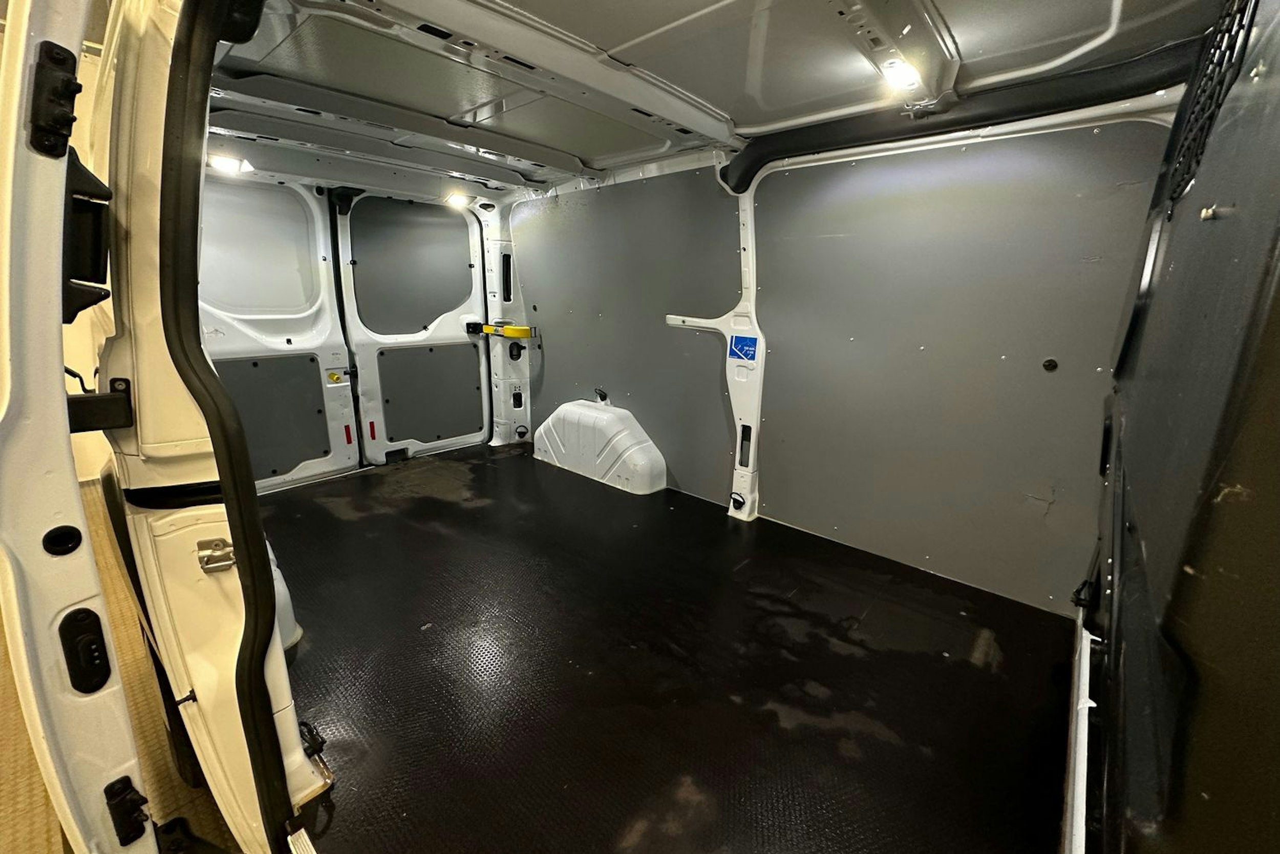 valkoinen Ford Transit Custom 2019 kuva 18.