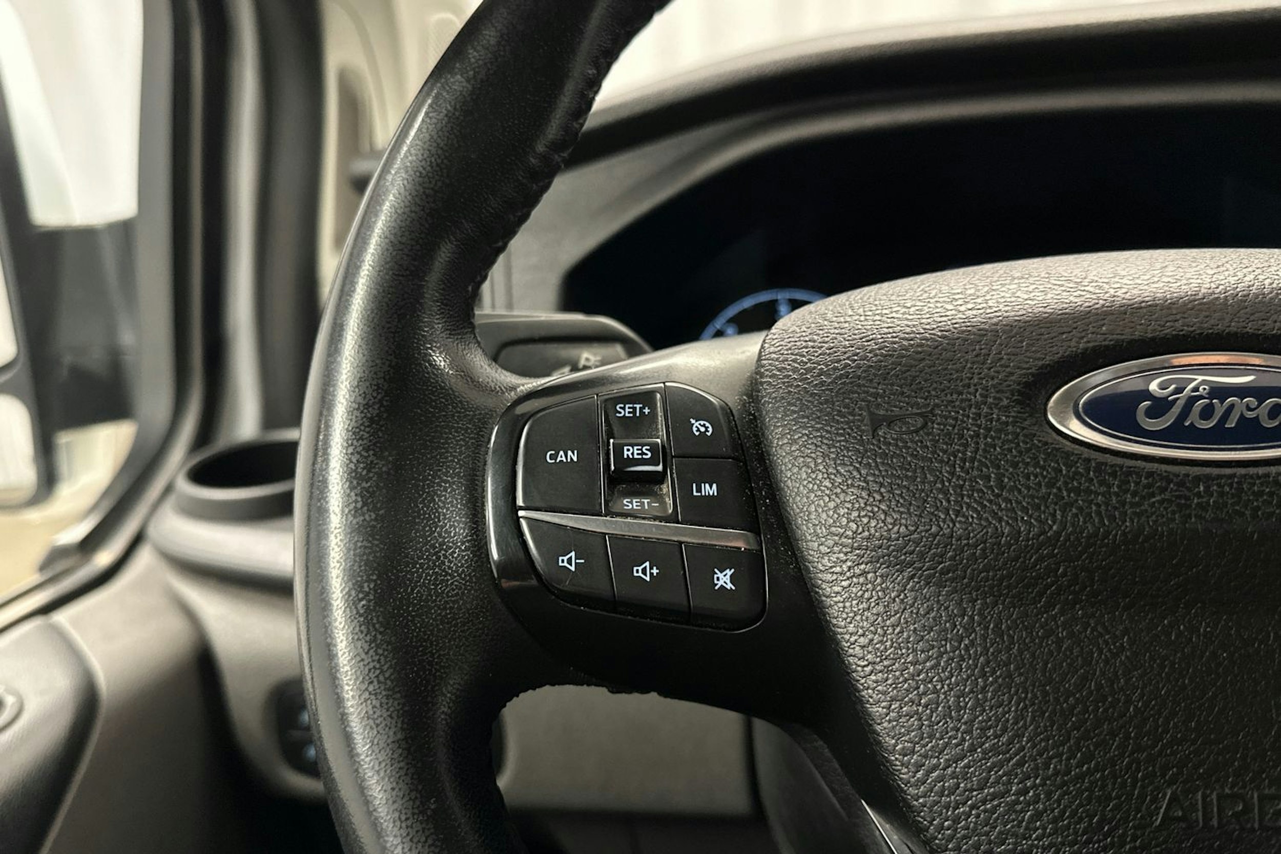 valkoinen Ford Transit Custom 2019 kuva 11.
