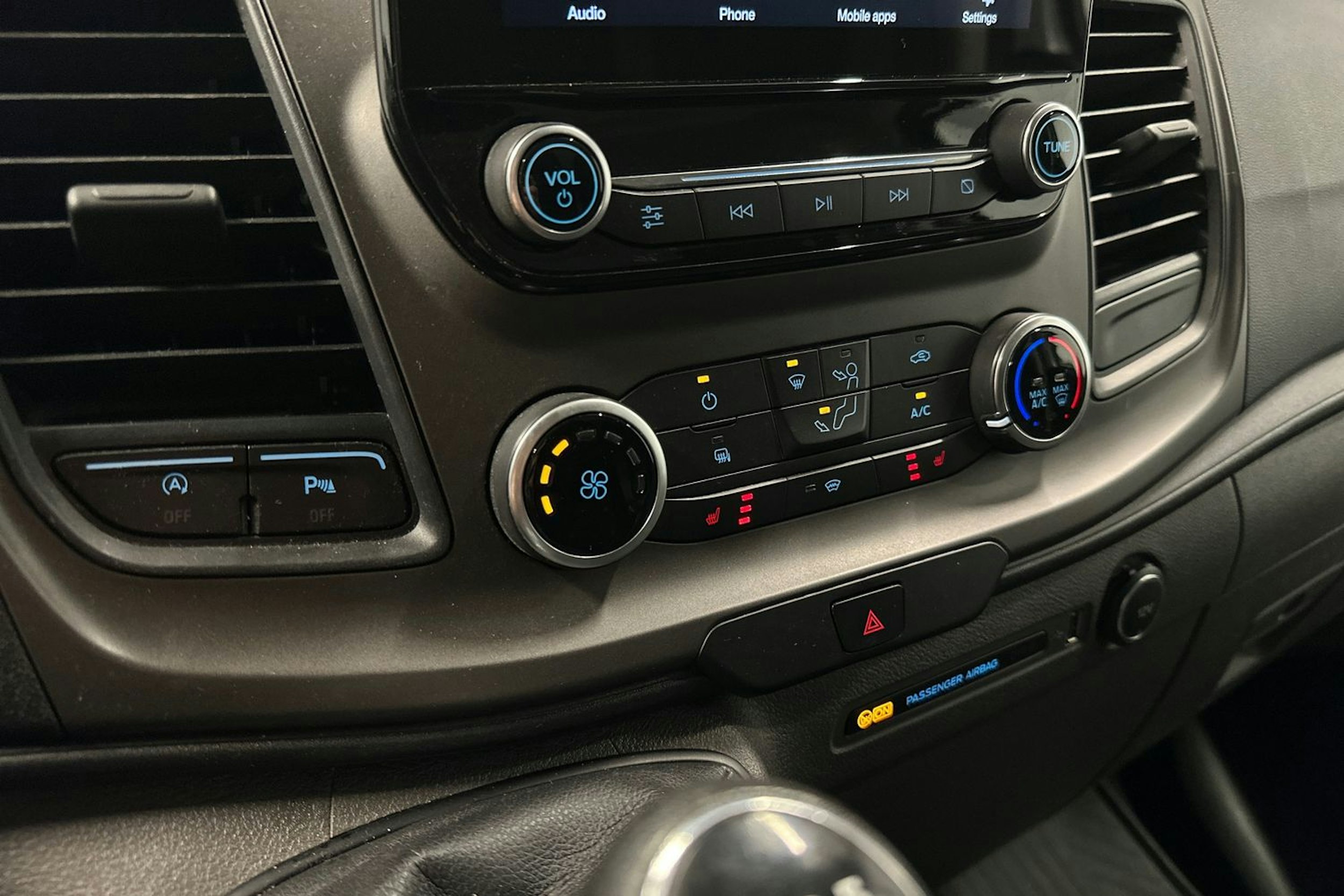 valkoinen Ford Transit Custom 2019 kuva 16.