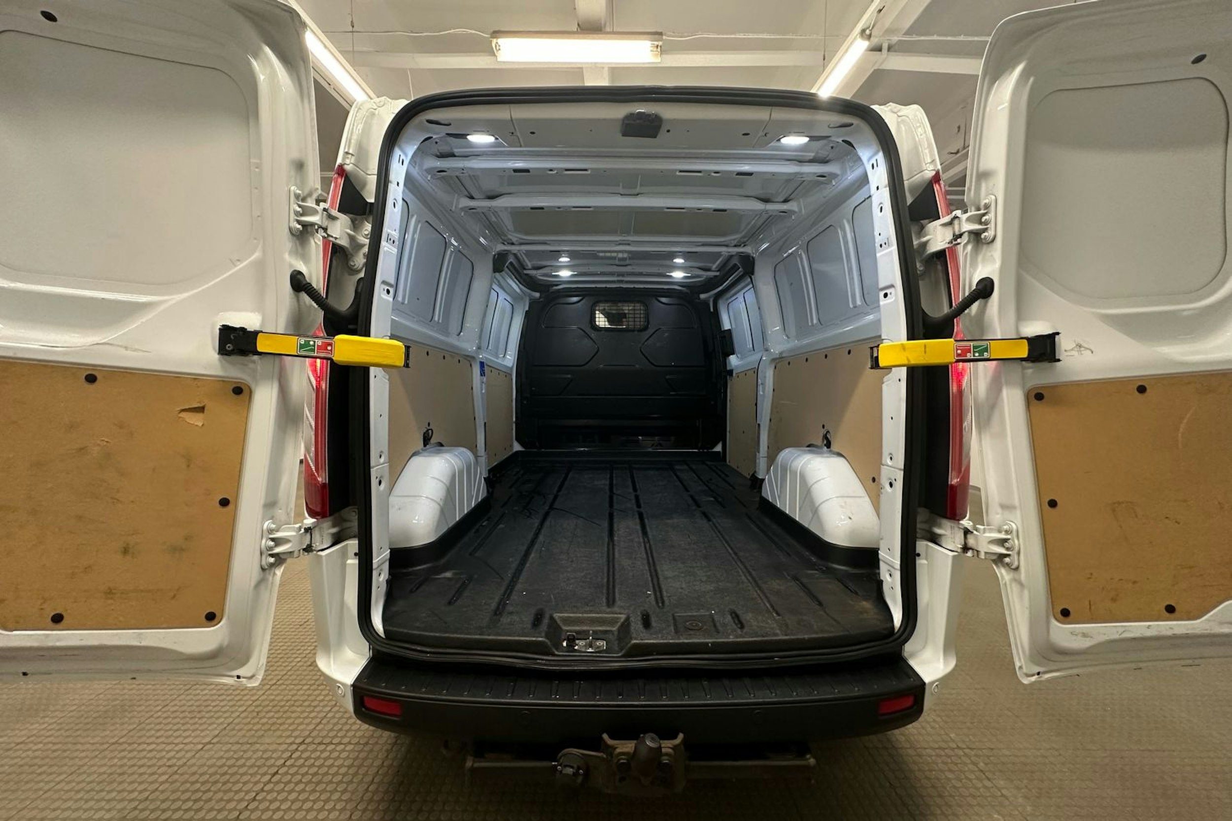 valkoinen Ford Transit Custom 2019 kuva 21.
