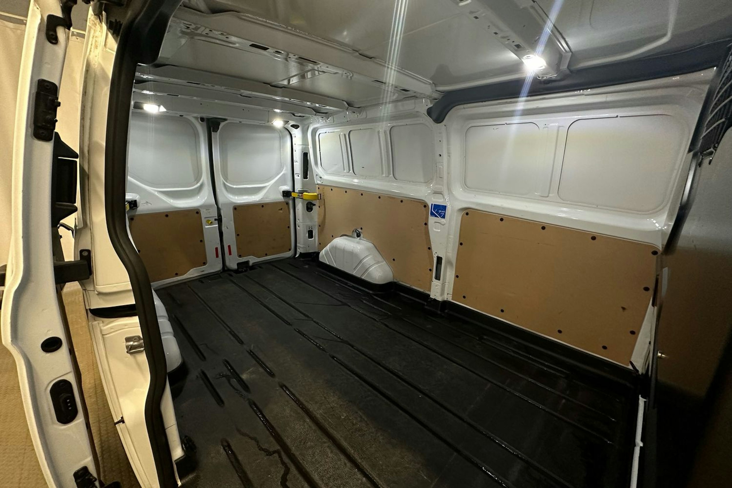 valkoinen Ford Transit Custom 2019 kuva 22.
