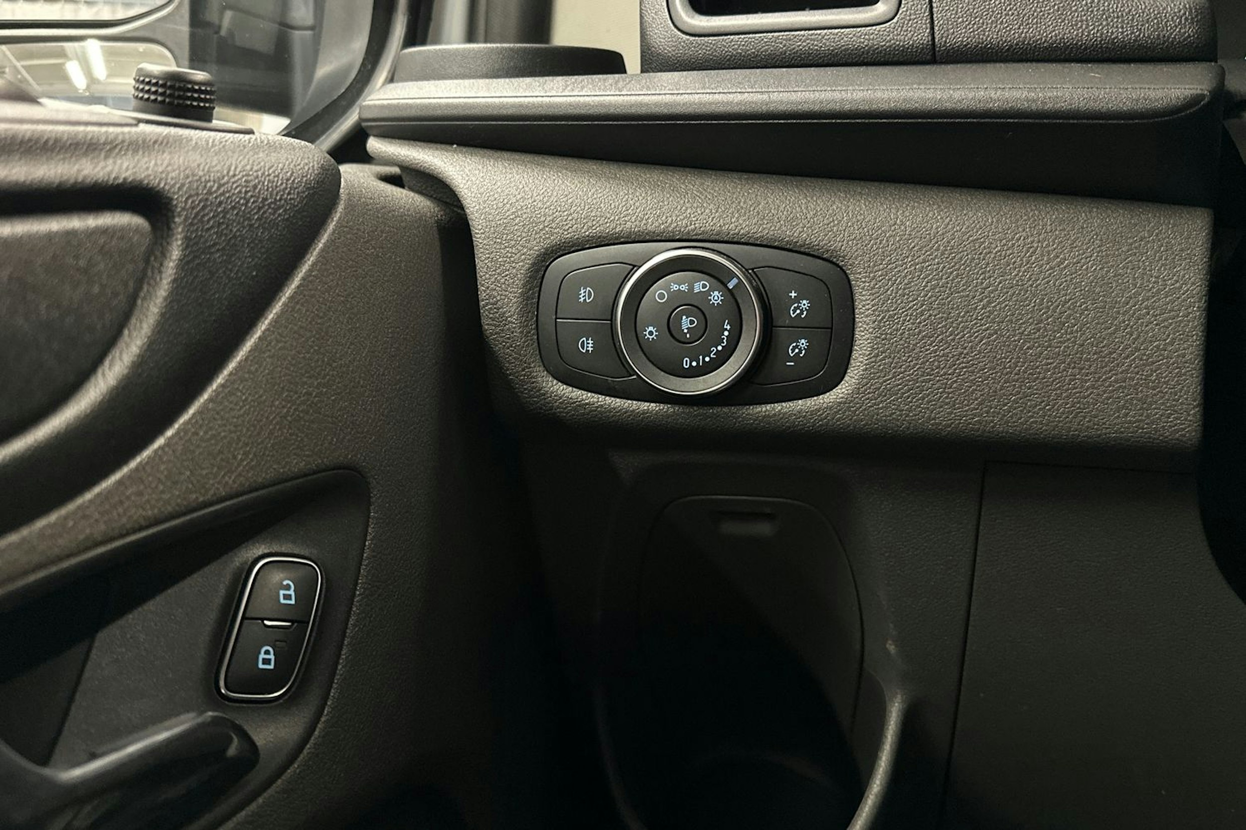 valkoinen Ford Transit Custom 2019 kuva 23.