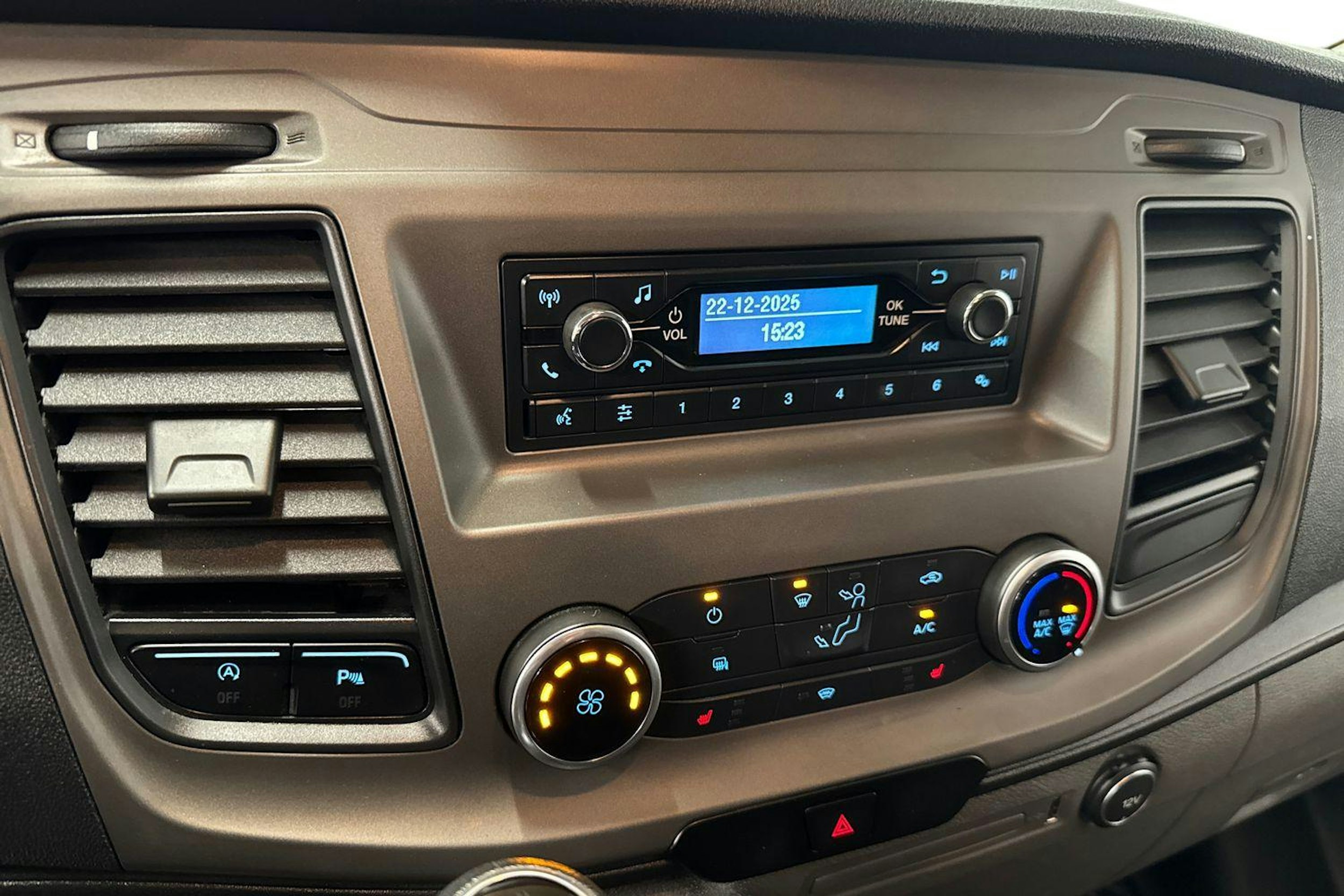 valkoinen Ford Transit Custom 2019 kuva 7.