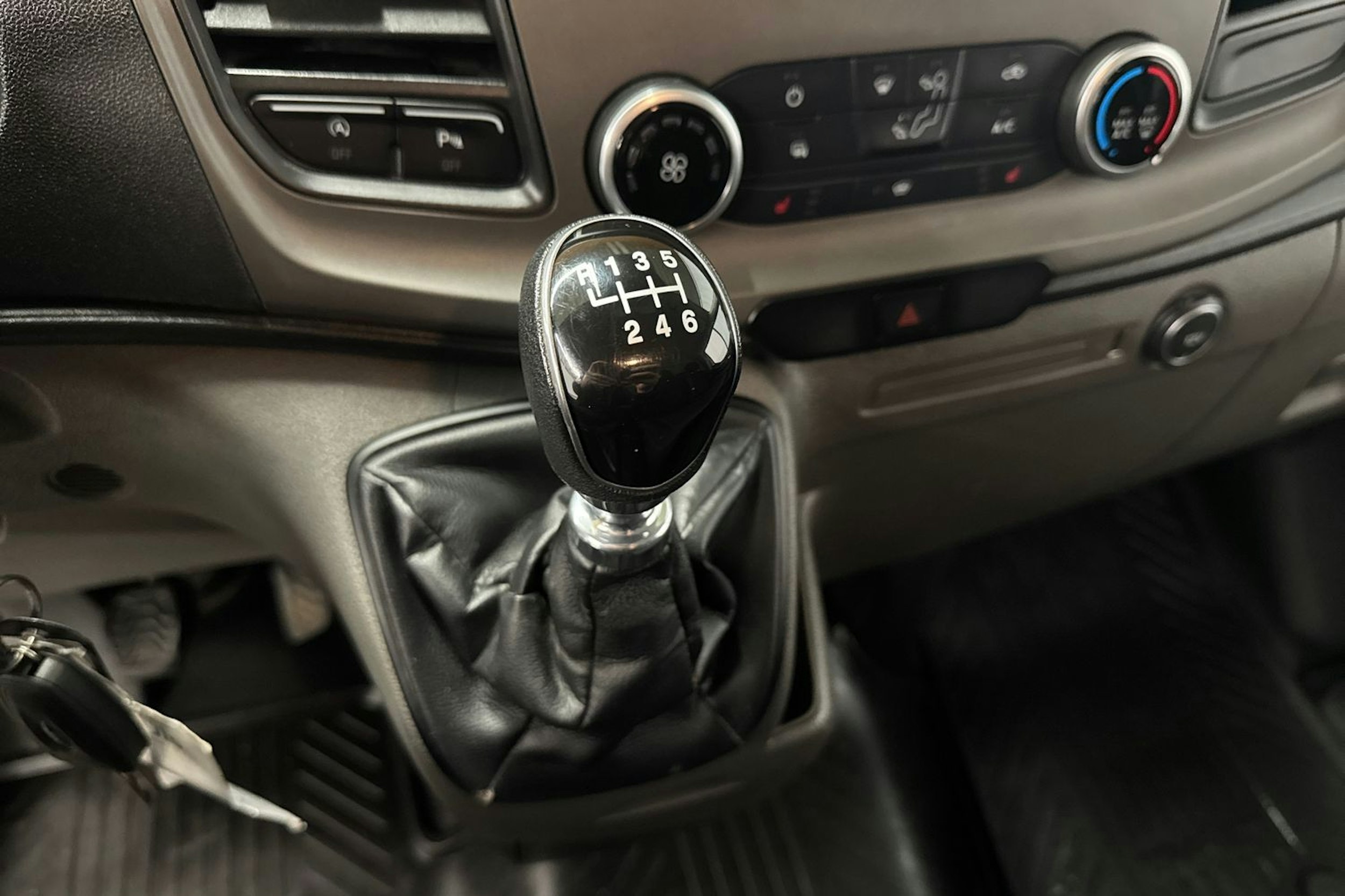 valkoinen Ford Transit Custom 2019 kuva 12.