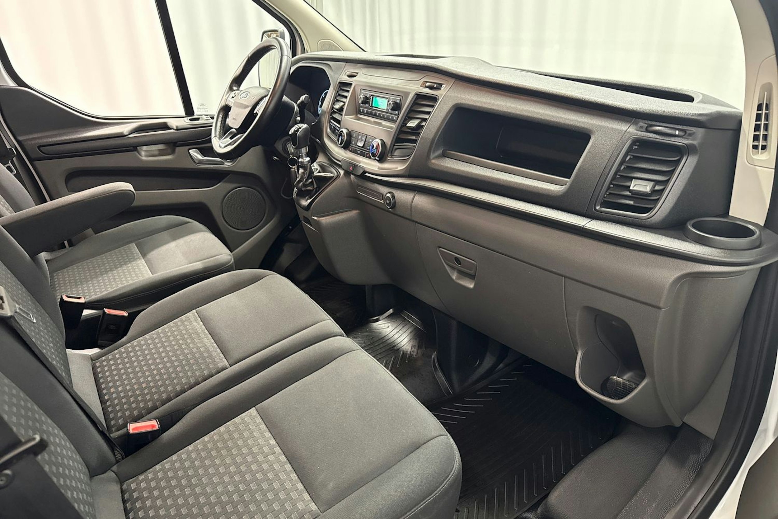 valkoinen Ford Transit Custom 2019 kuva 16.