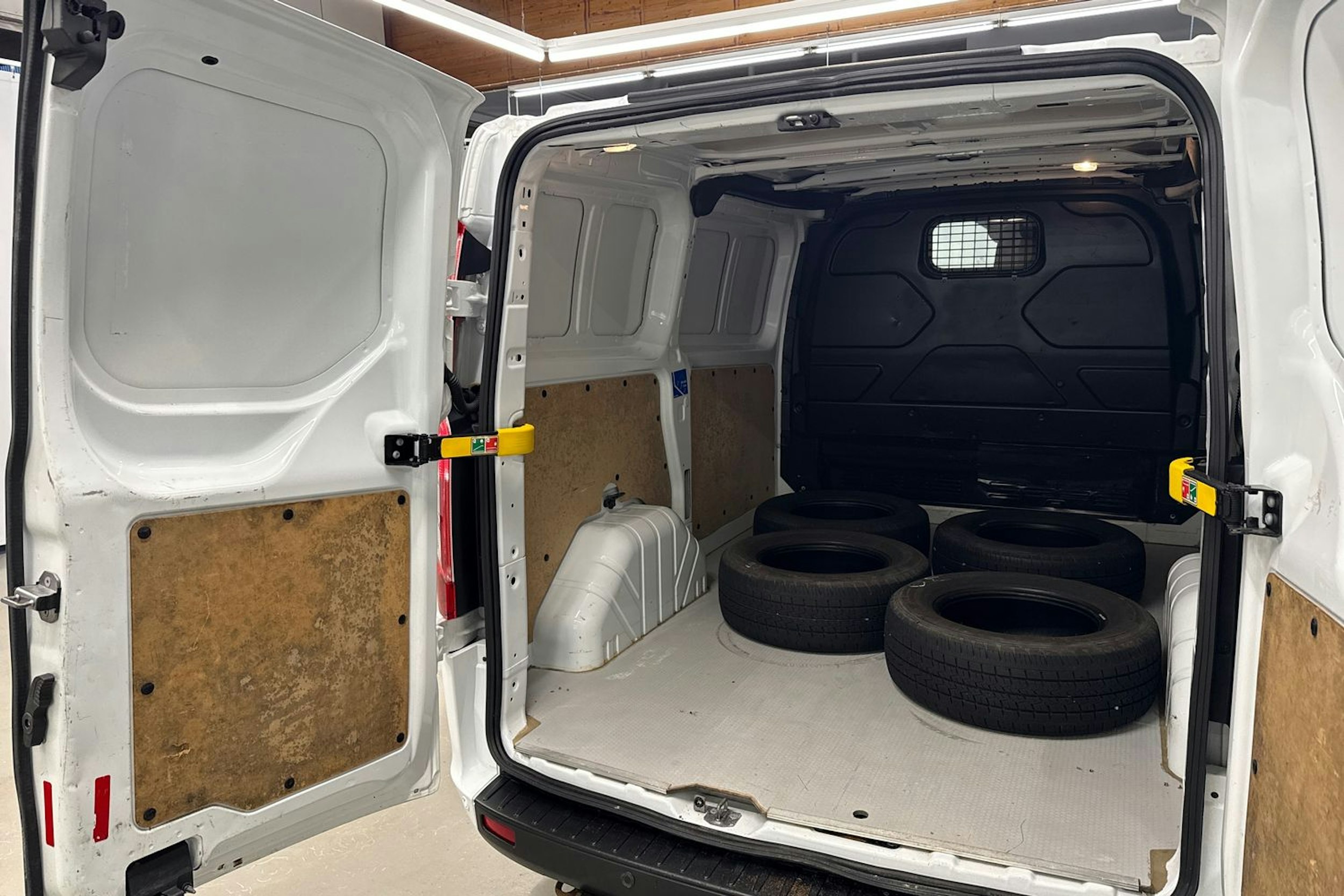 valkoinen Ford Transit Custom 2019 kuva 17.