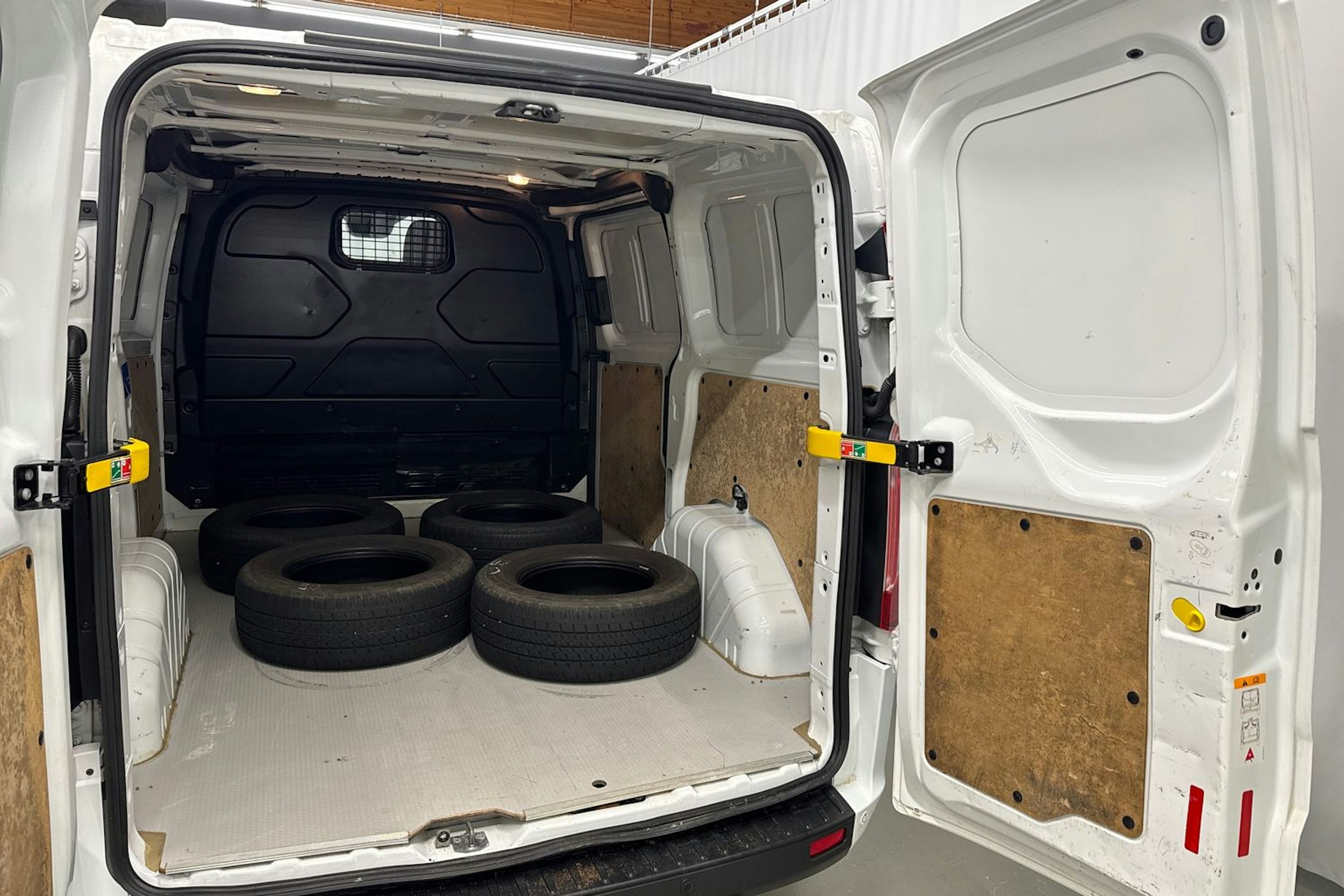 valkoinen Ford Transit Custom 2019 kuva 18.