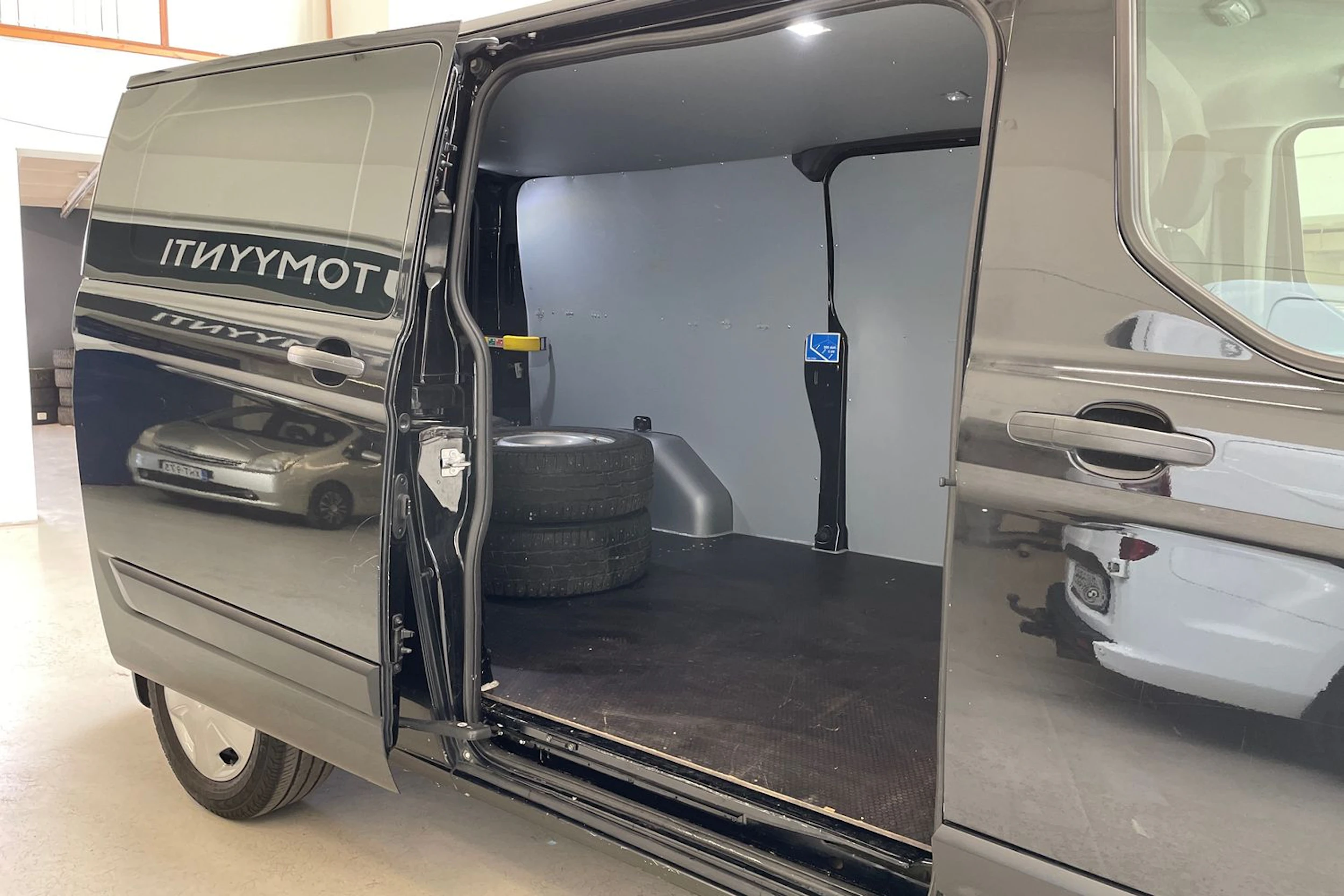 musta Ford Transit Custom 2019 kuva 16.