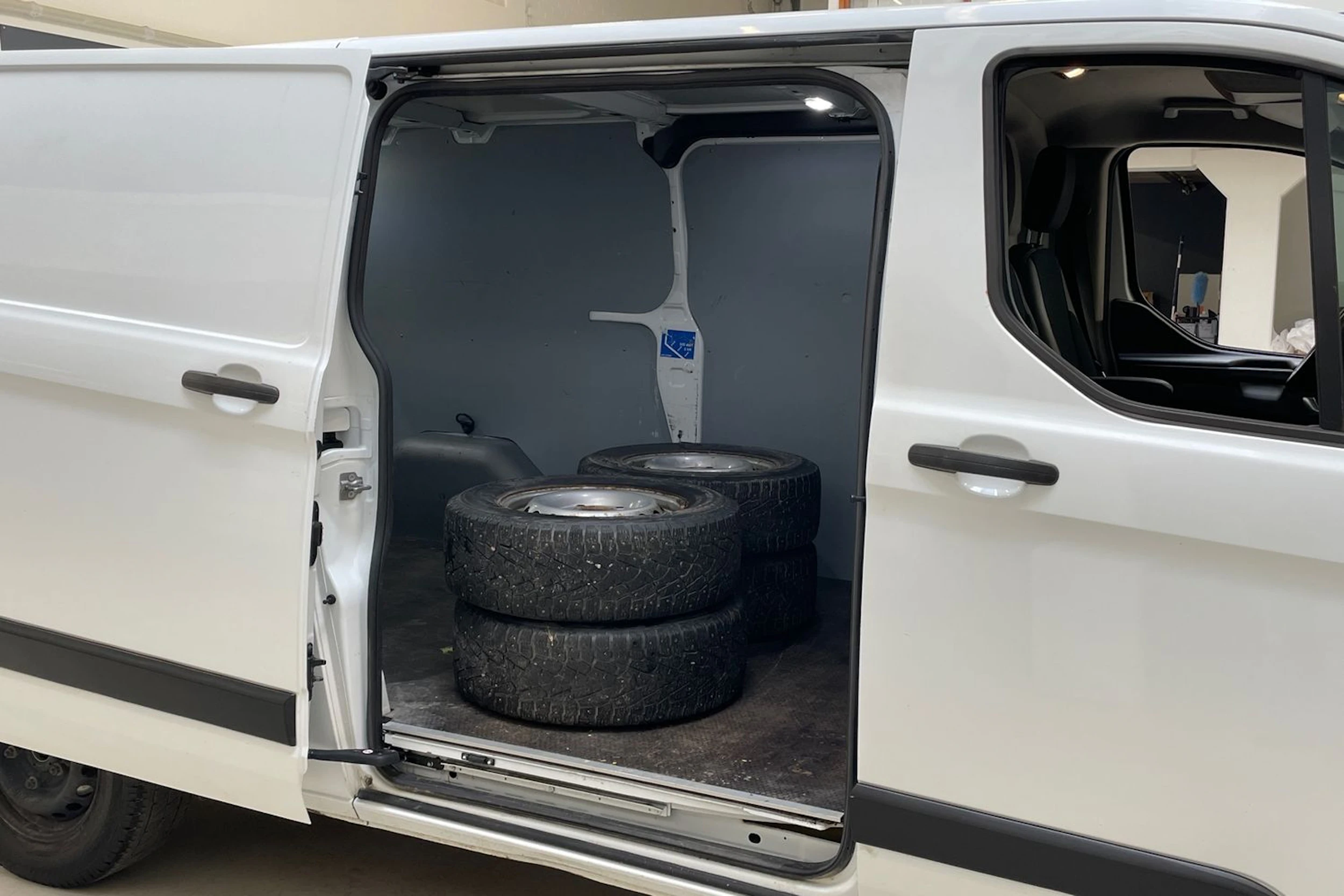 valkoinen Ford Transit Custom 2019 kuva 13.