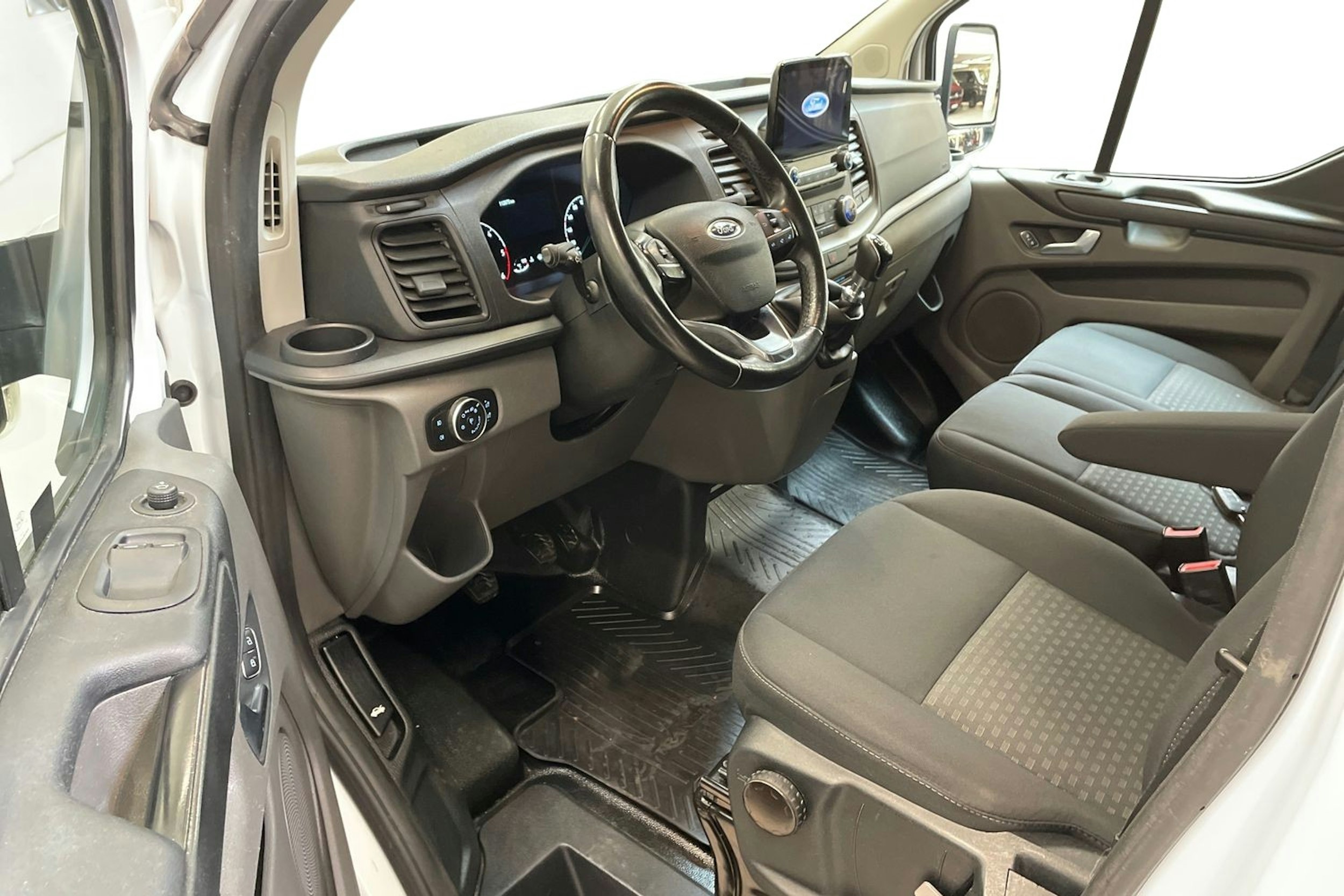 valkoinen Ford Transit Custom 2019 kuva 8.