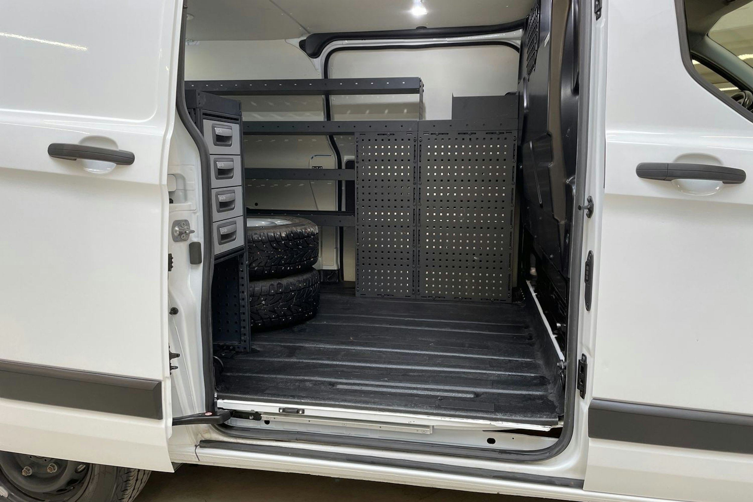 valkoinen Ford Transit Custom 2019 kuva 13.