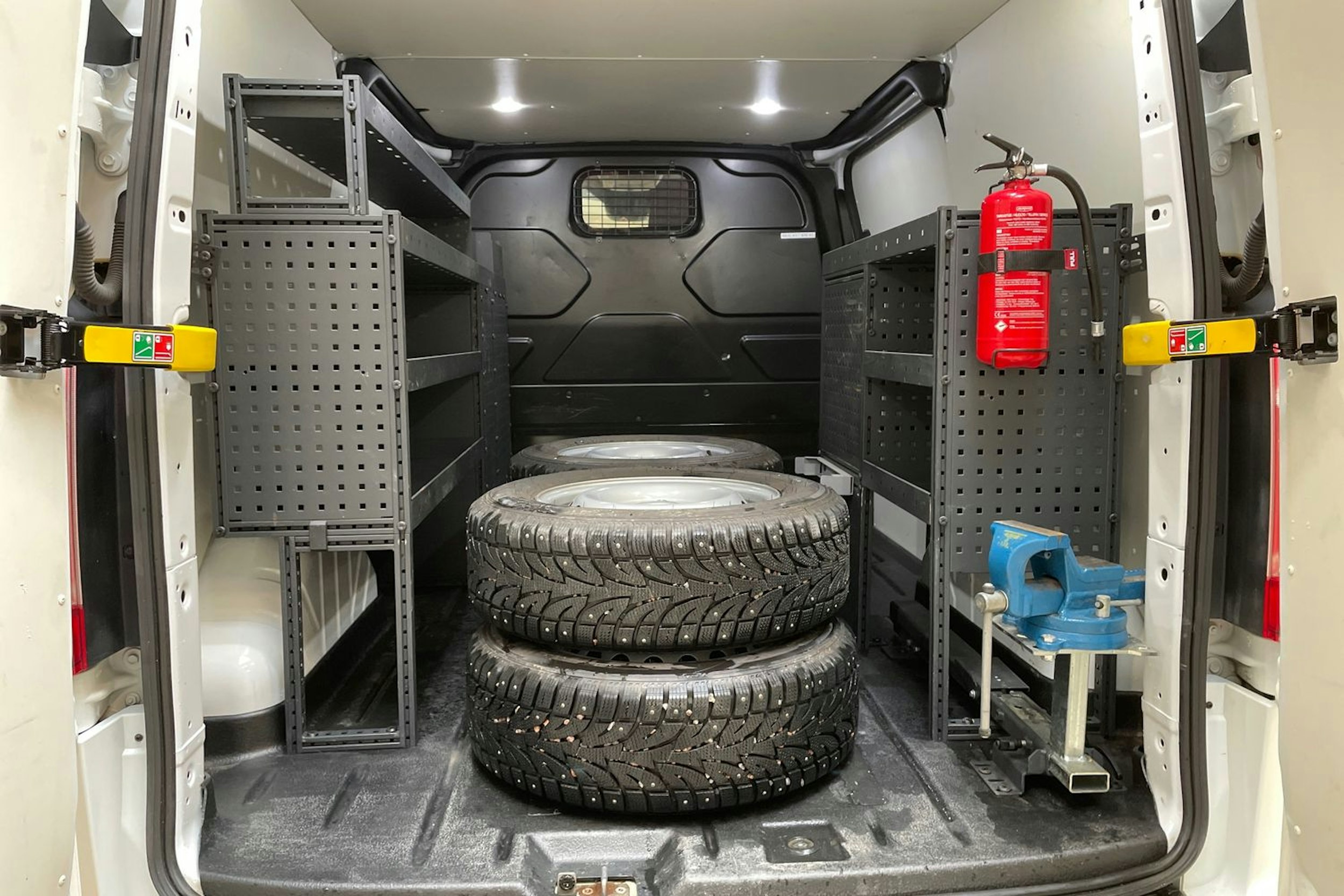 valkoinen Ford Transit Custom 2019 kuva 17.