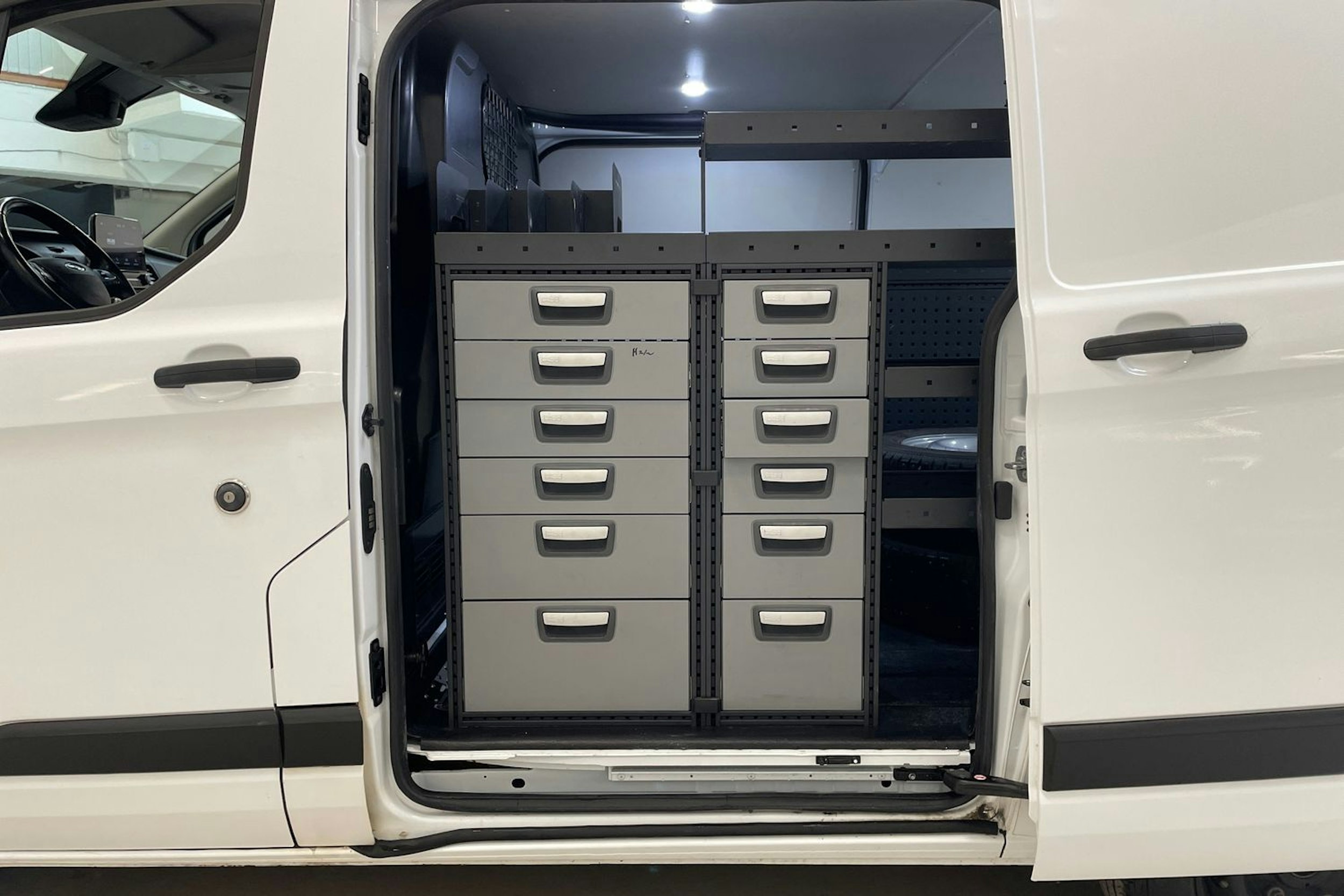 valkoinen Ford Transit Custom 2019 kuva 21.