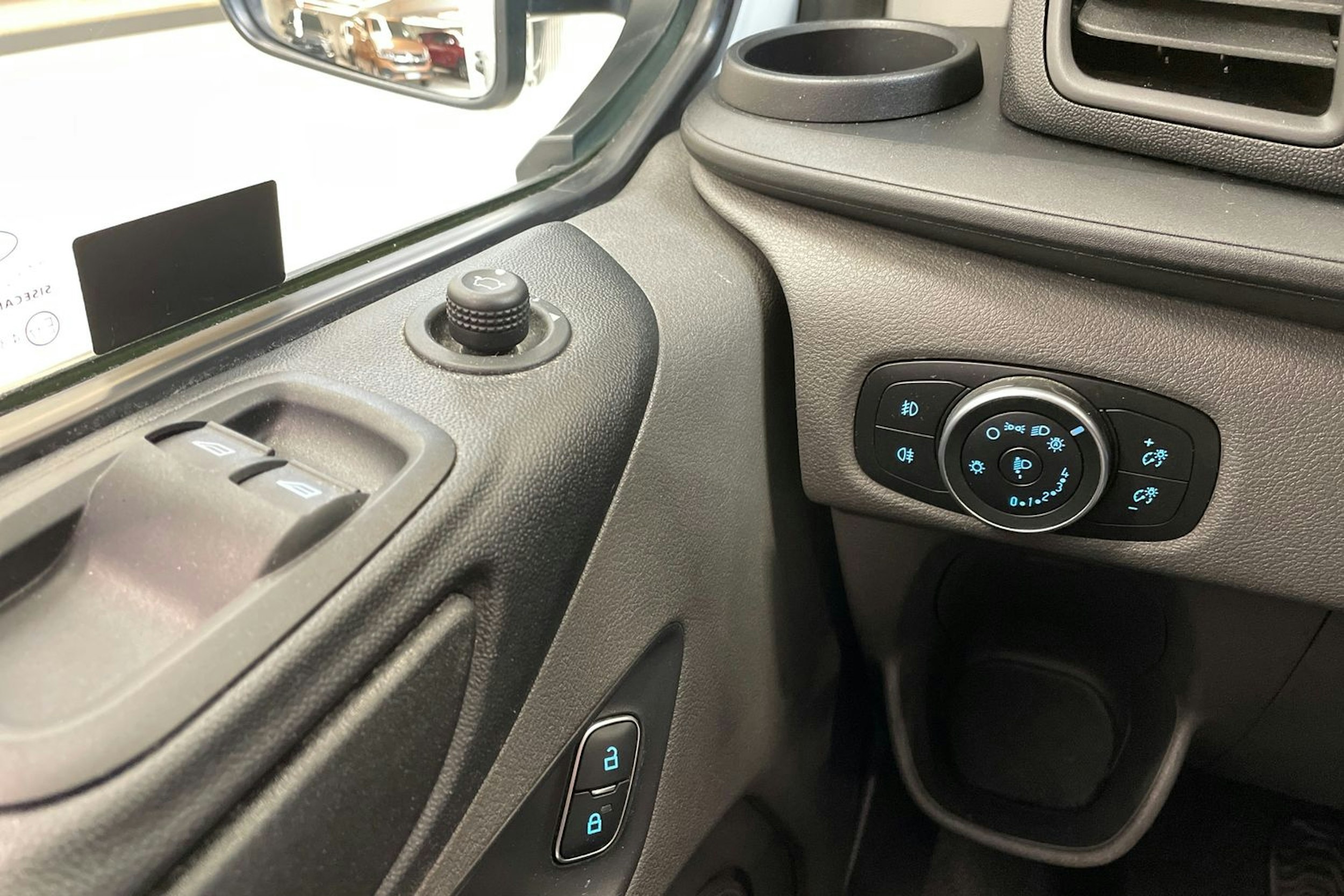 valkoinen Ford Transit Custom 2019 kuva 23.