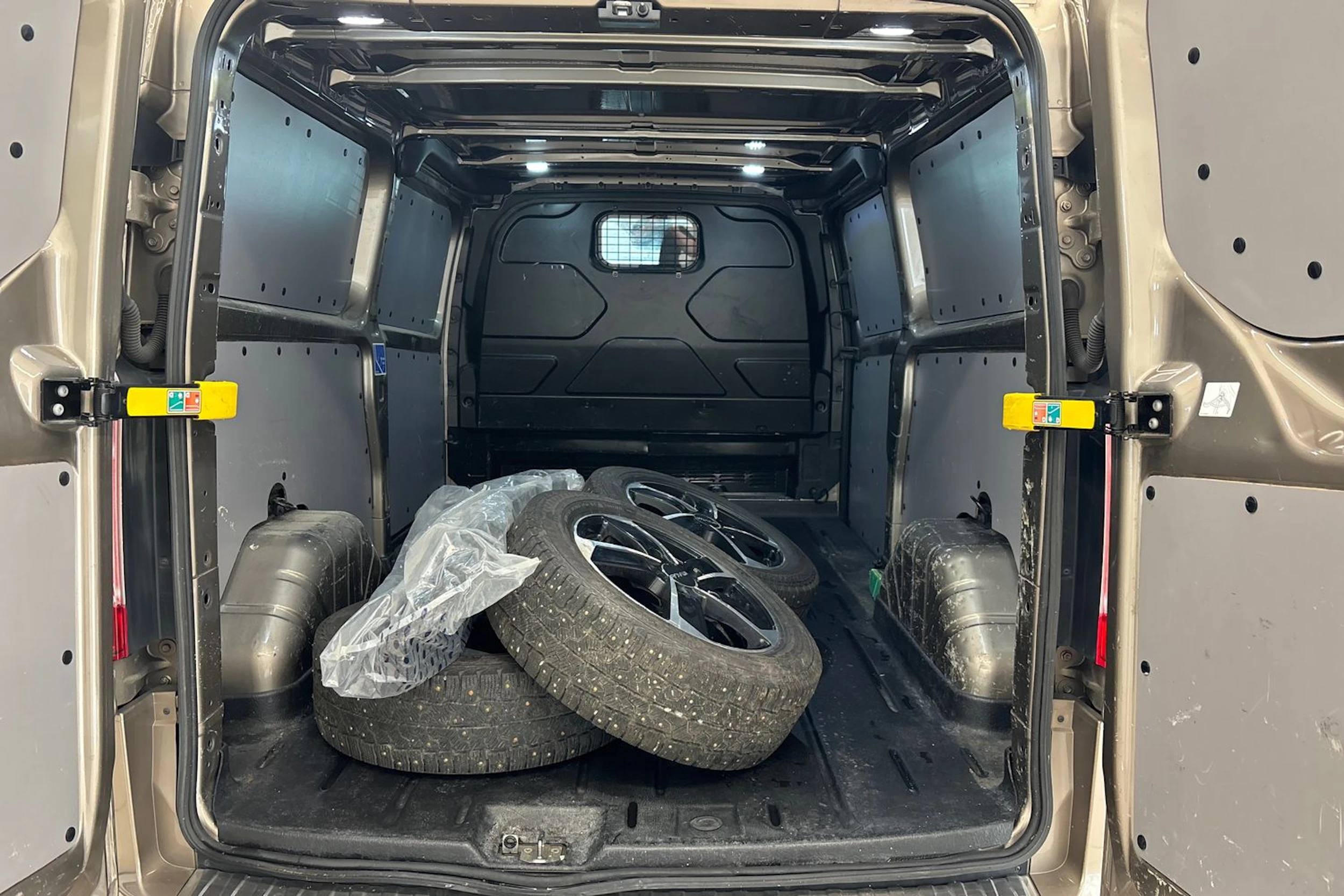 Harmaa Ford Transit Custom 2019 kuva 28.