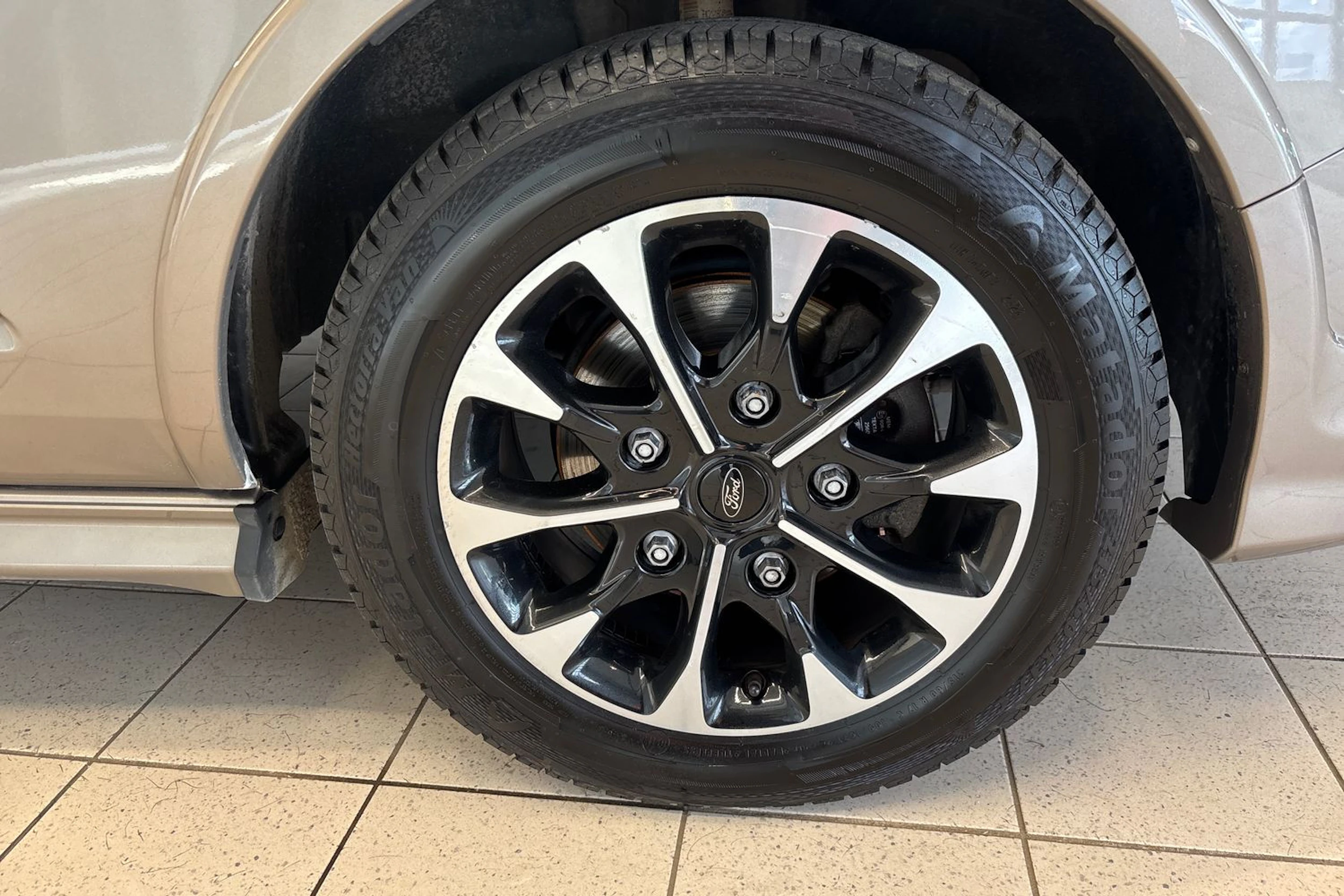 Harmaa Ford Transit Custom 2019 kuva 33.