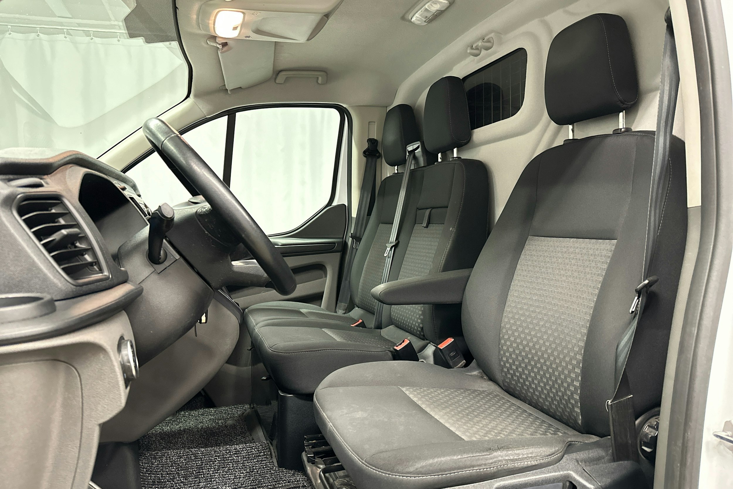 valkoinen Ford Transit Custom 2019 kuva 12.