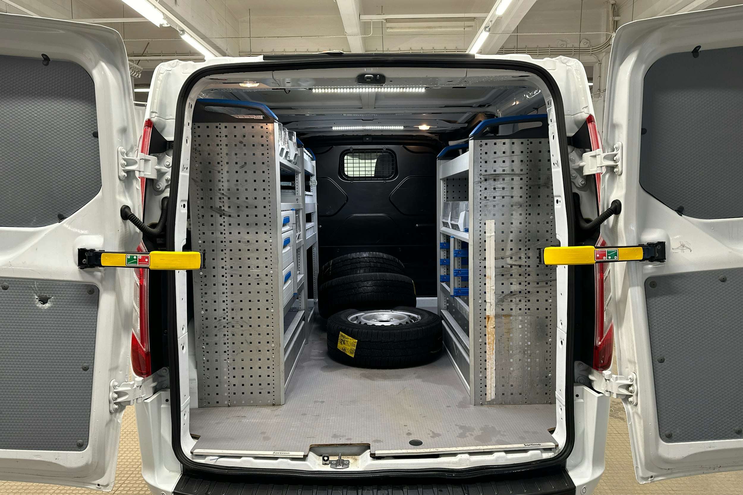 valkoinen Ford Transit Custom 2019 kuva 14.