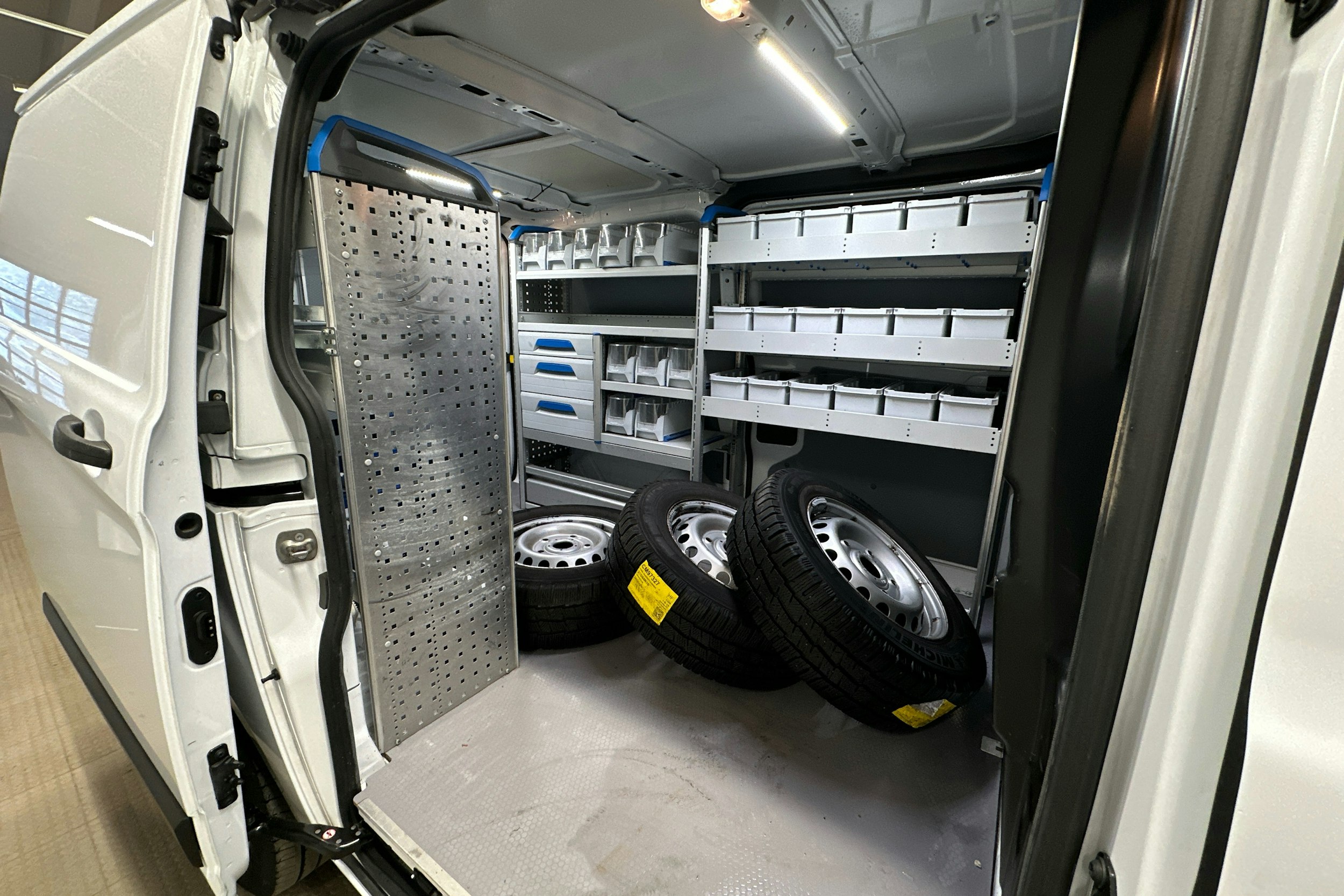 valkoinen Ford Transit Custom 2019 kuva 15.