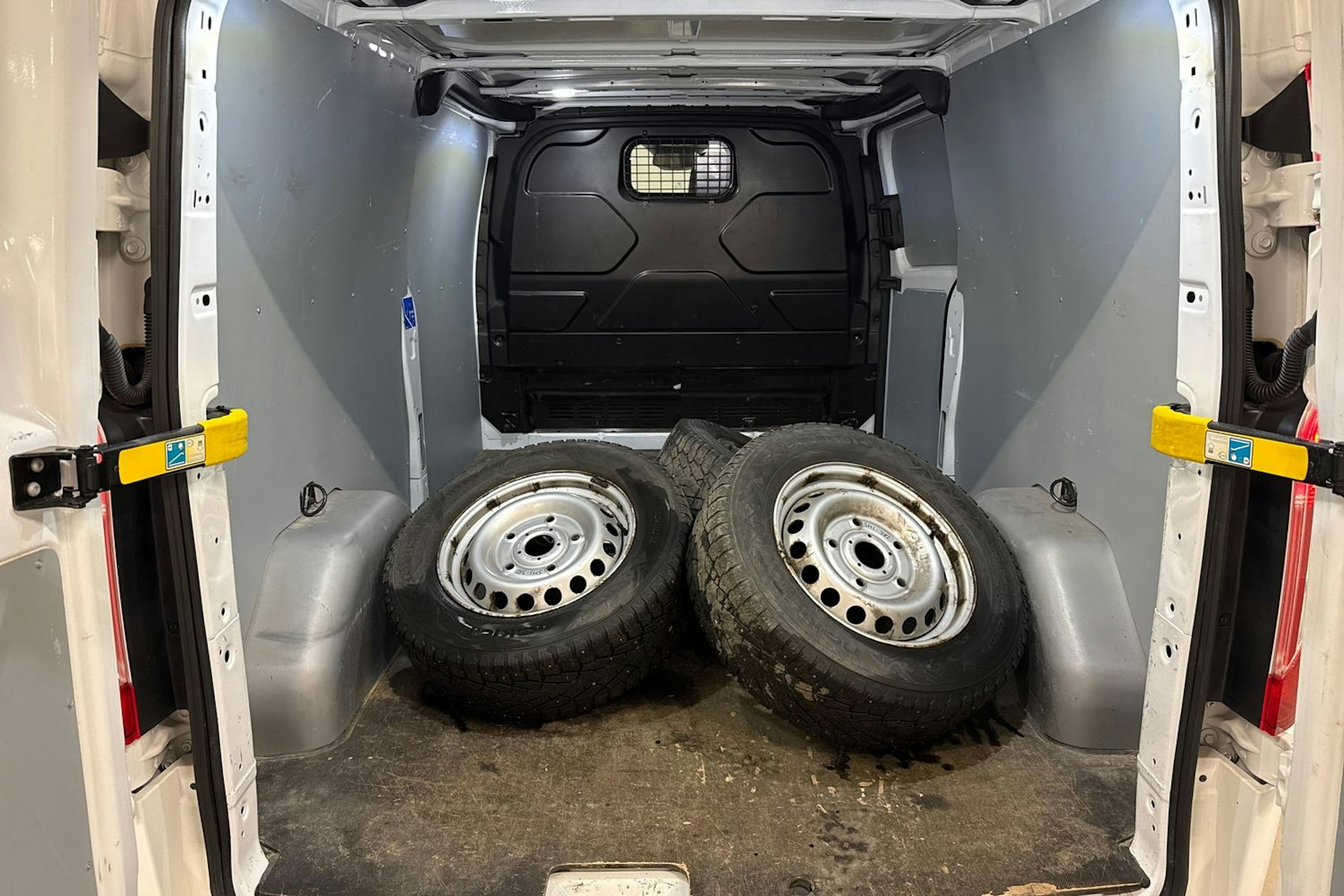 valkoinen Ford Transit Custom 2019 kuva 14.