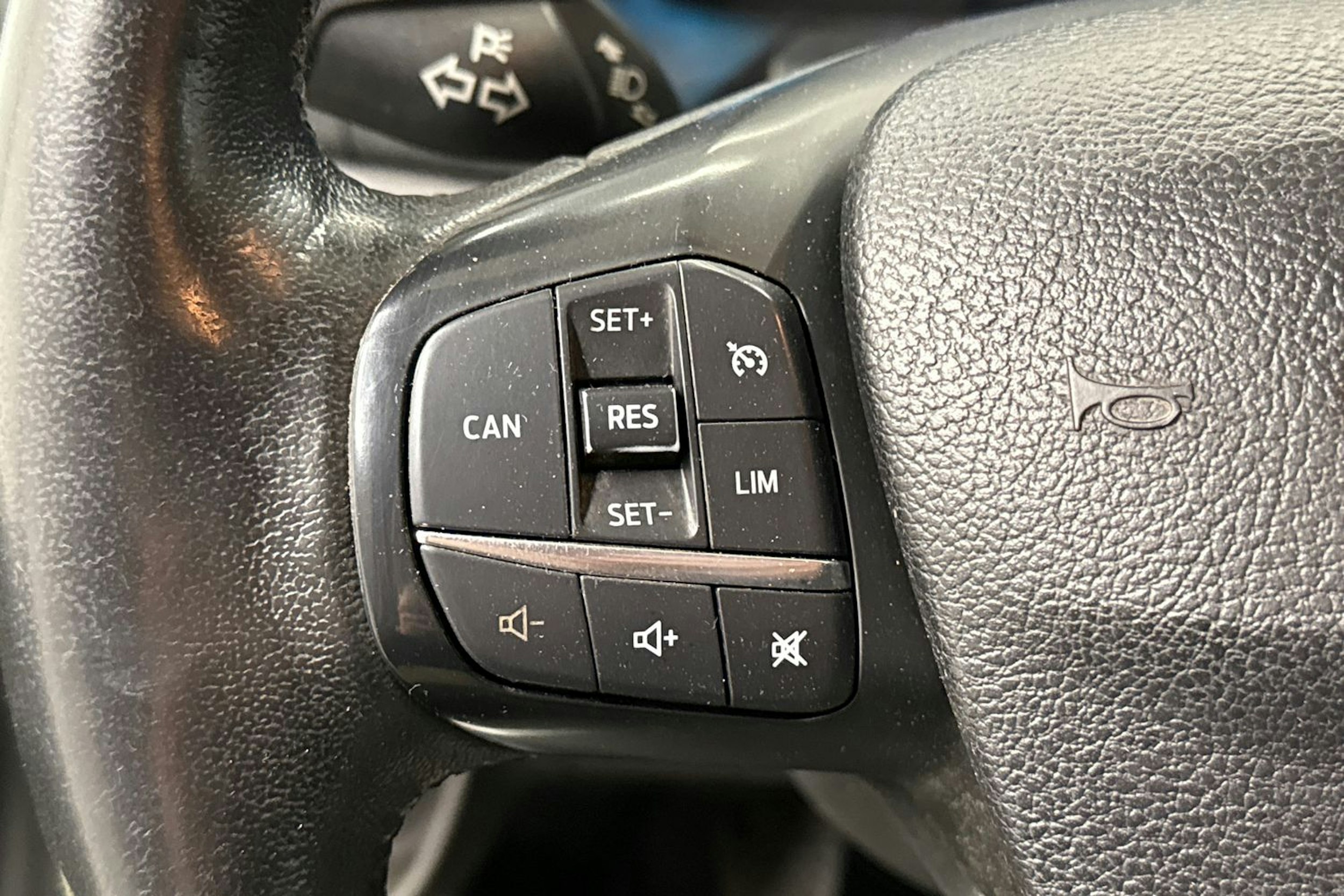 valkoinen Ford Transit Custom 2019 kuva 16.