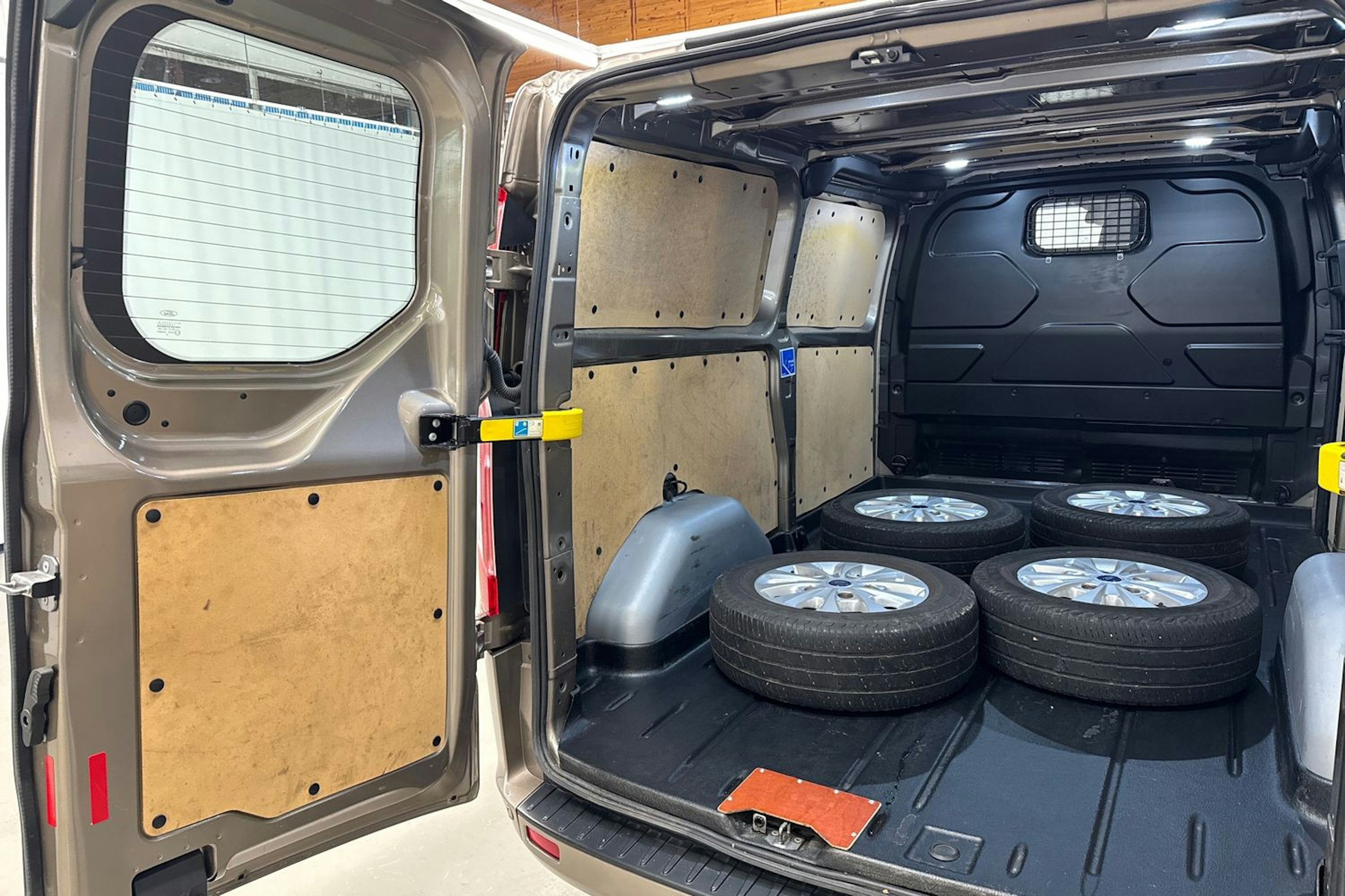 harmaa Ford Transit Custom 2019 kuva 16.