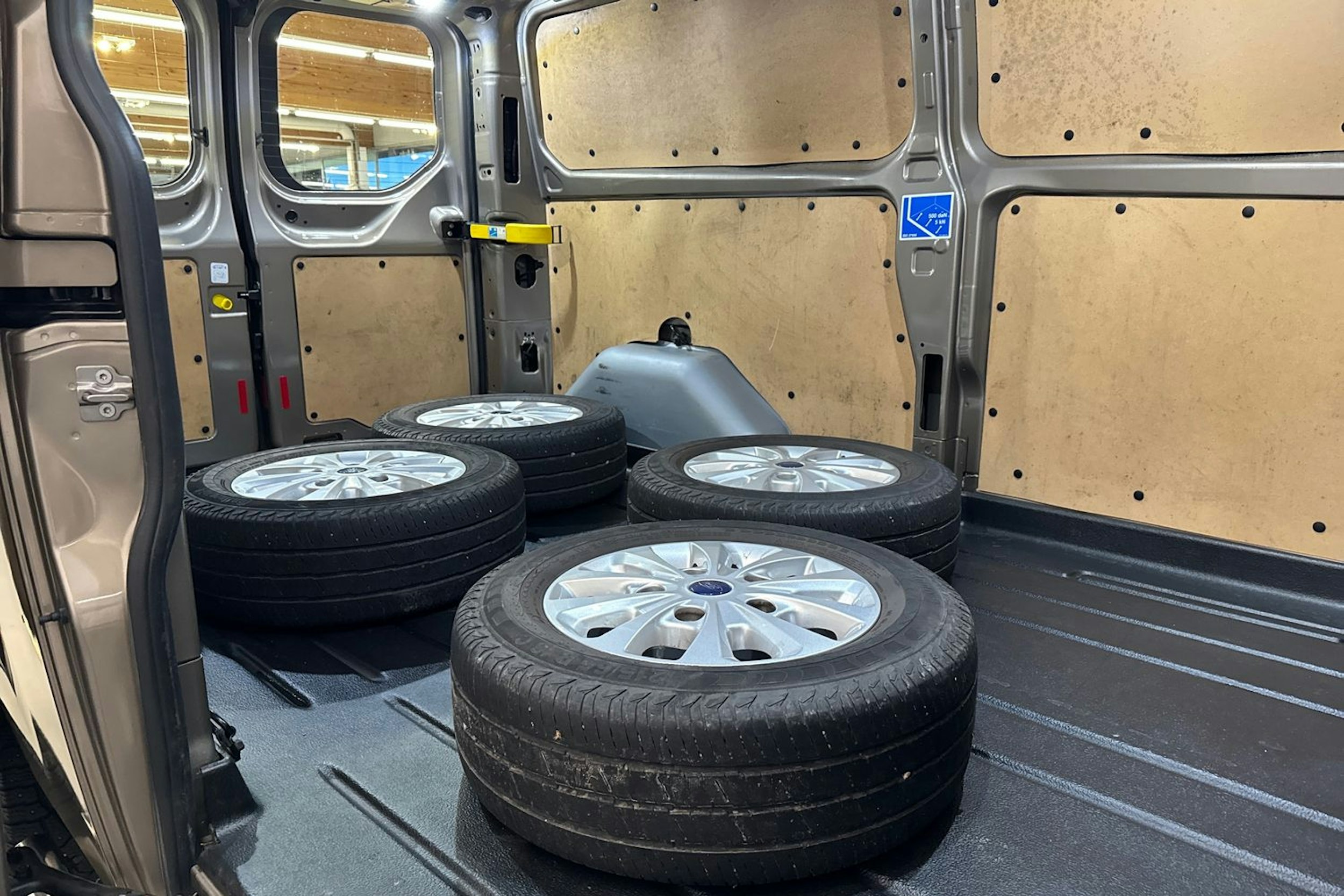 harmaa Ford Transit Custom 2019 kuva 18.