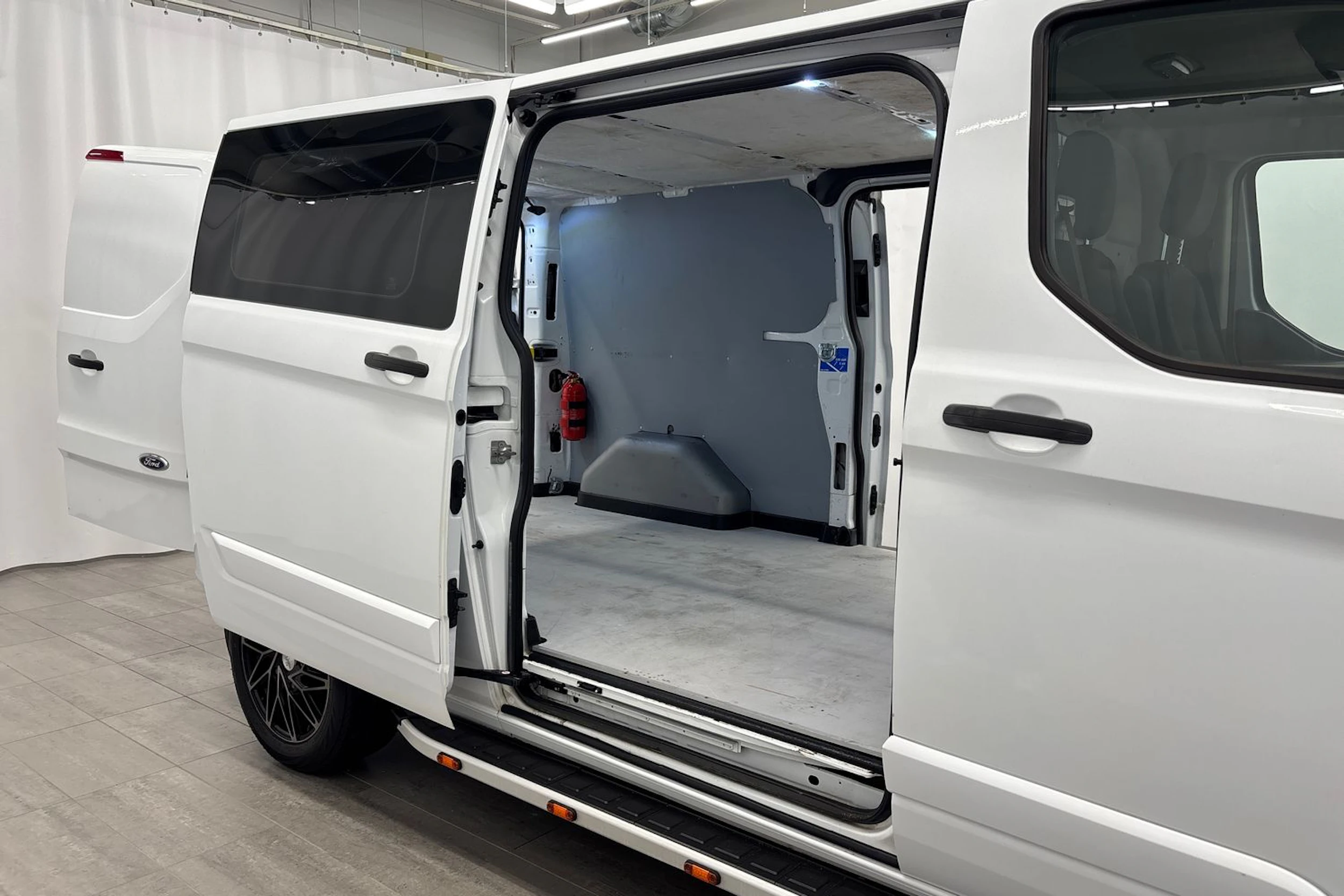valkoinen Ford Transit Custom 2019 kuva 21.
